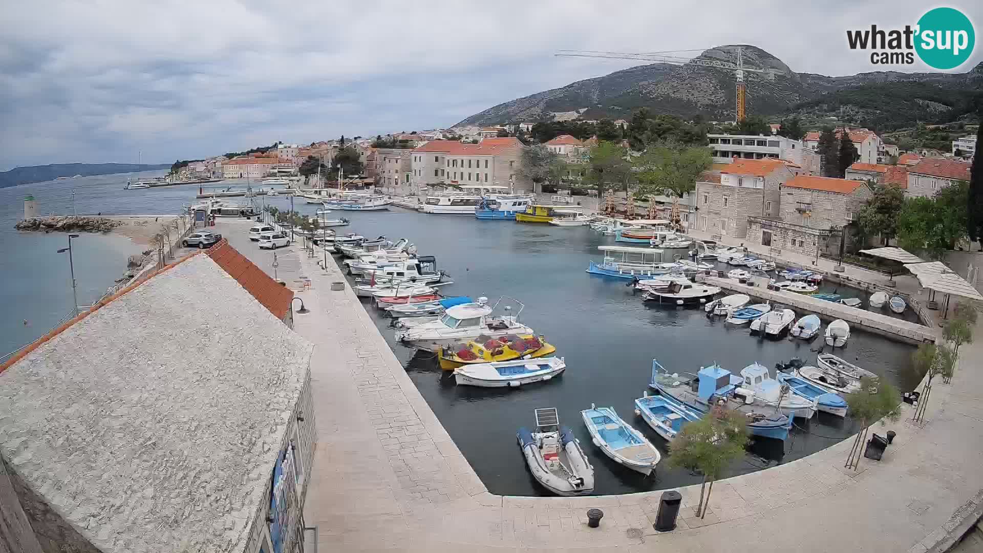 Web kamera Bol Riva – Pogled uživo na luku i marinu