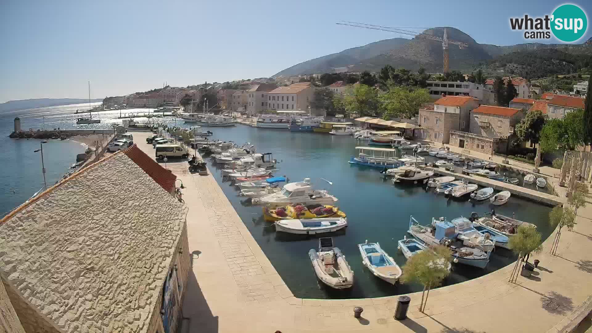 Web kamera Bol Riva – Pogled uživo na luku i marinu