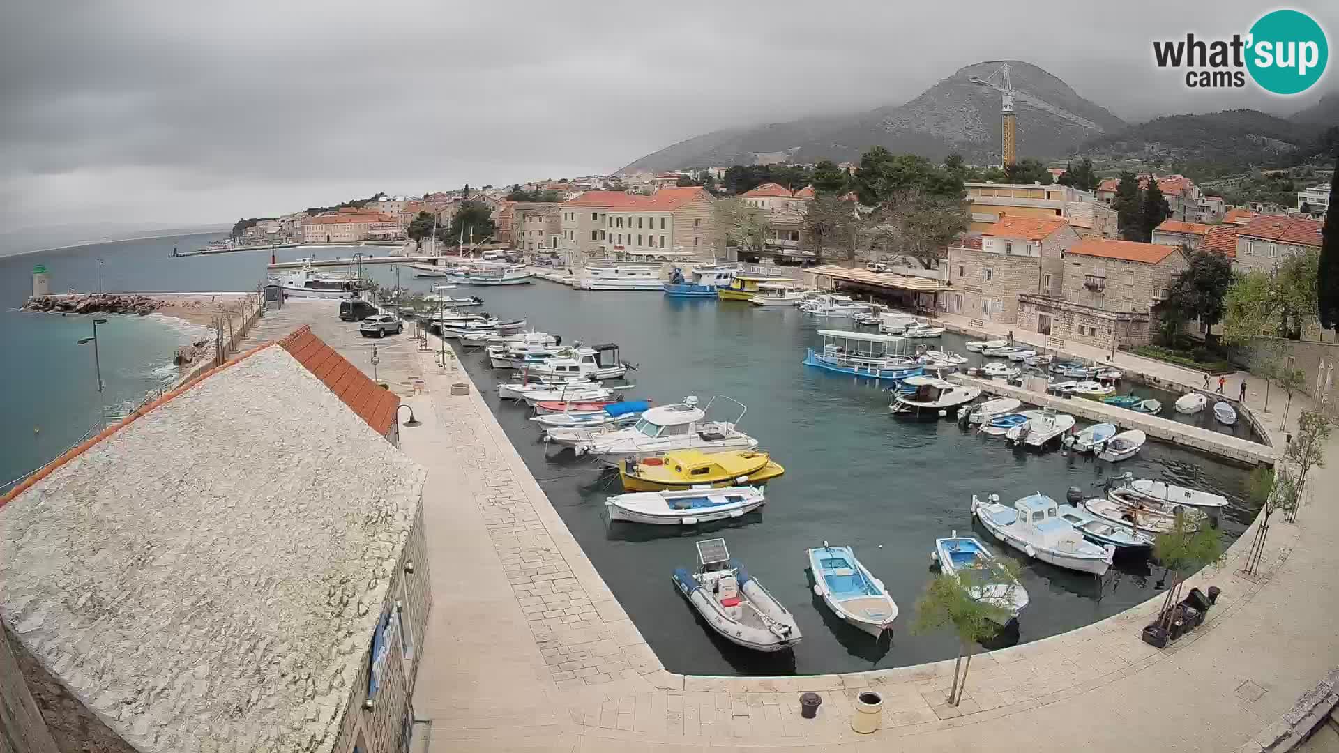 Spletna kamera Bol pristanišče – Pogled v živo na Rivo in marino
