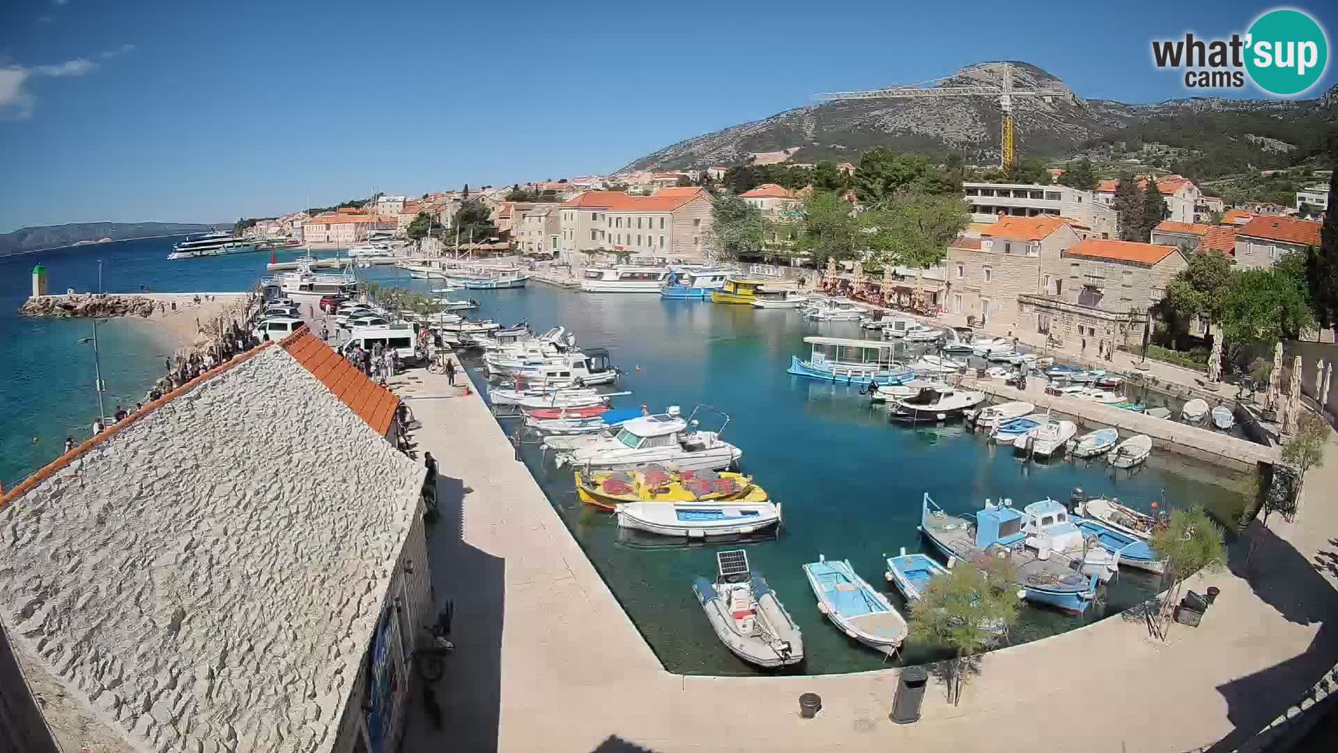 Spletna kamera Bol pristanišče – Pogled v živo na Rivo in marino