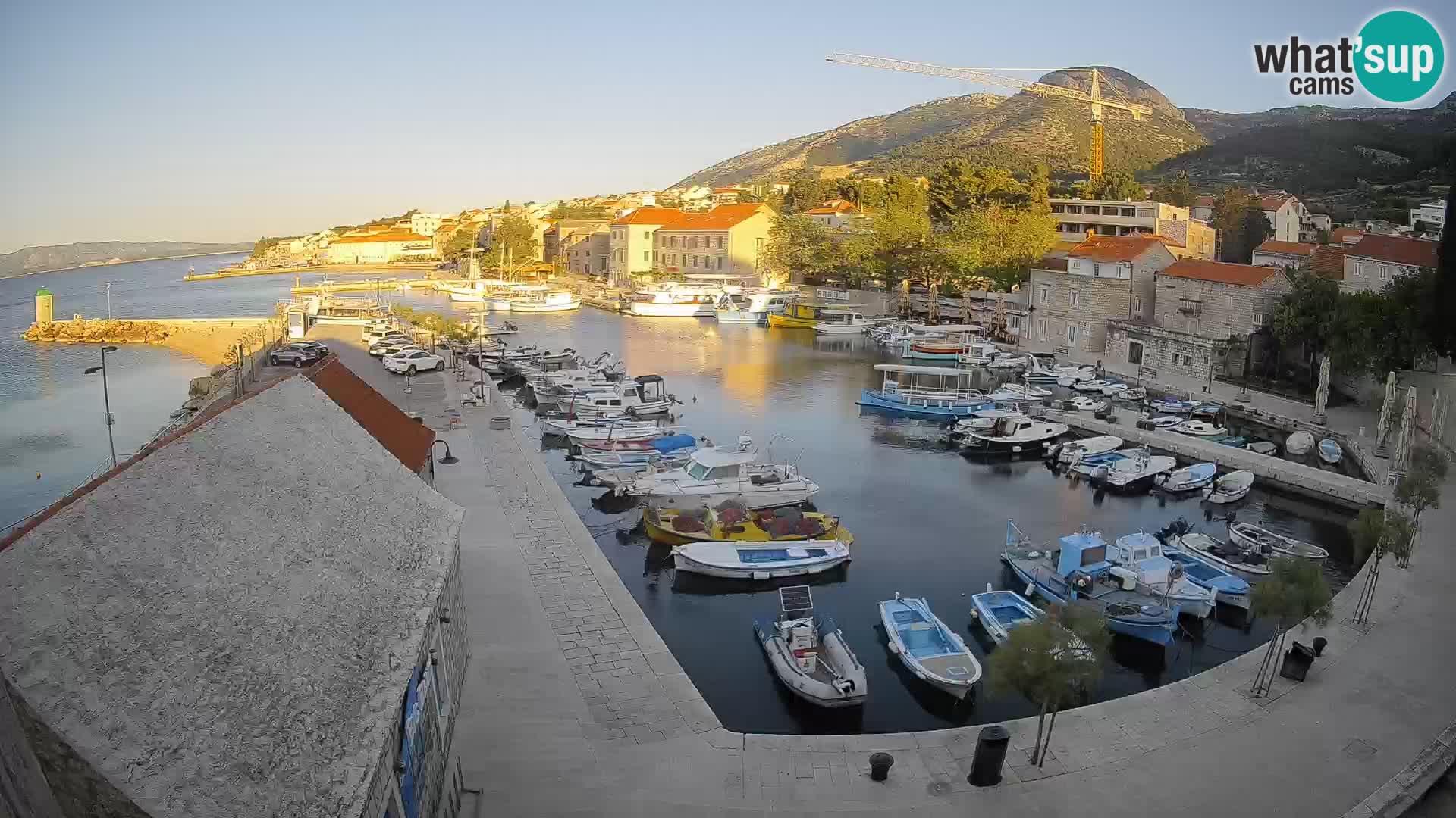 Spletna kamera Bol pristanišče – Pogled v živo na Rivo in marino