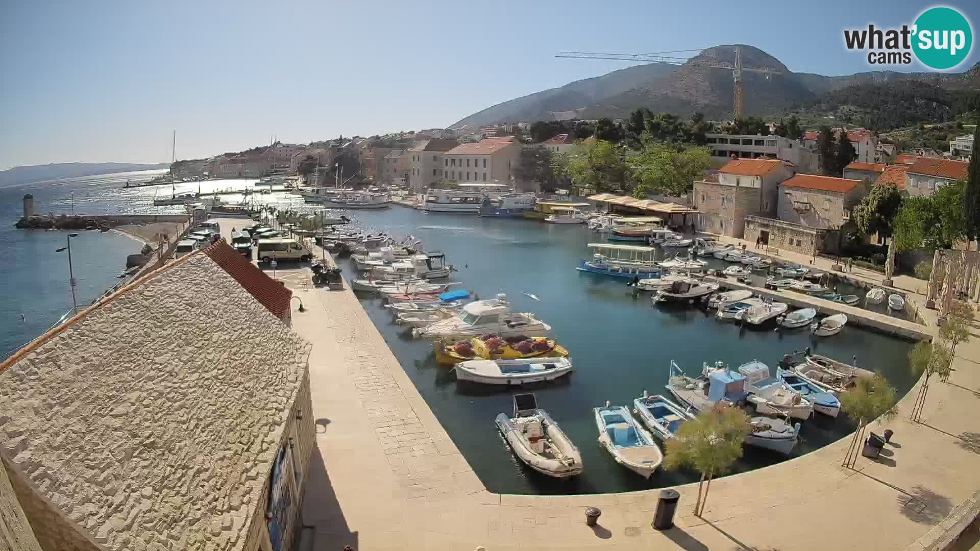 Web kamera Bol Riva – Pogled uživo na luku i marinu