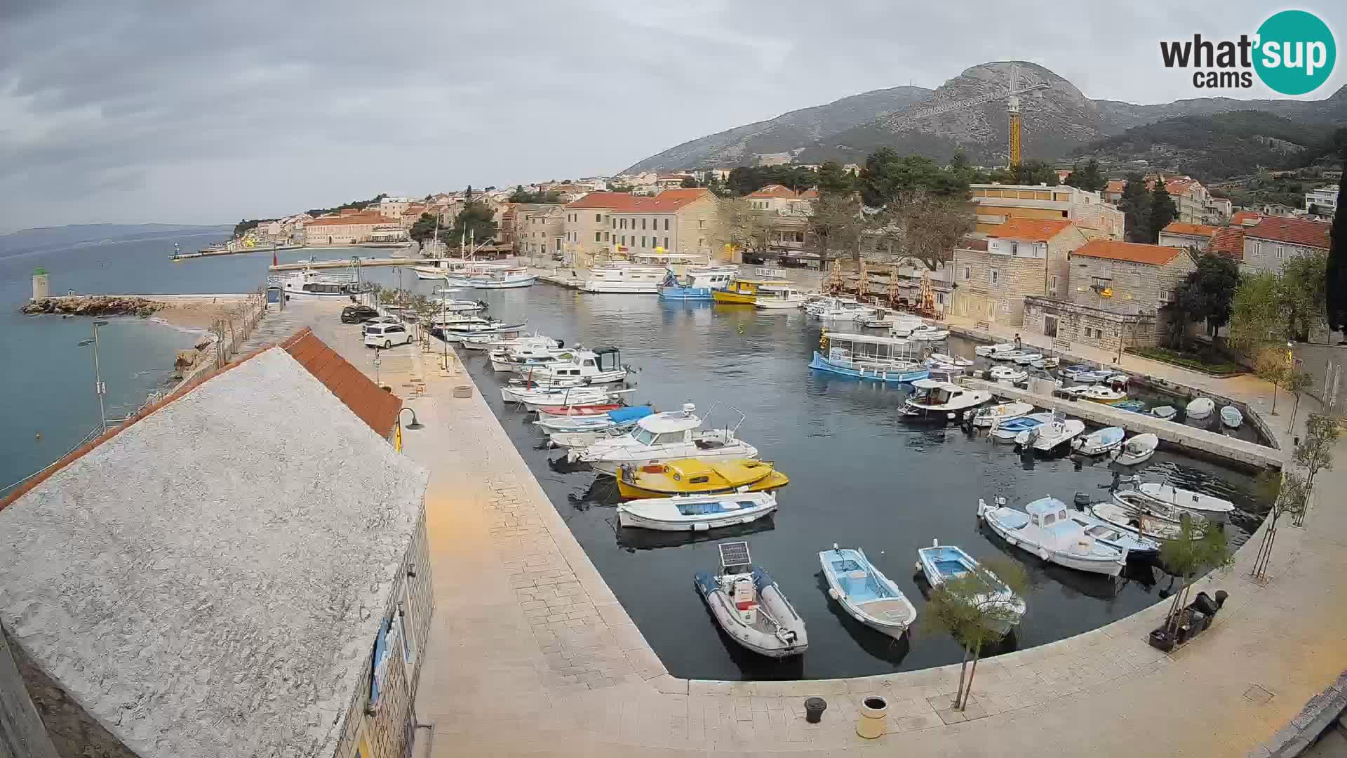 Web kamera Bol Riva – Pogled uživo na luku i marinu