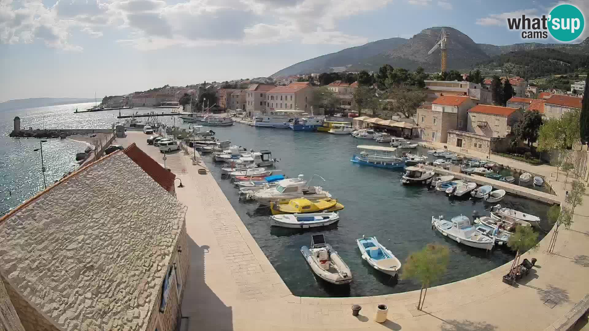 Web kamera Bol Riva – Pogled uživo na luku i marinu