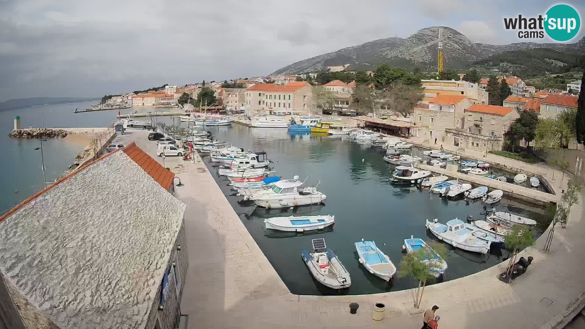 Web kamera Bol Riva – Pogled uživo na luku i marinu