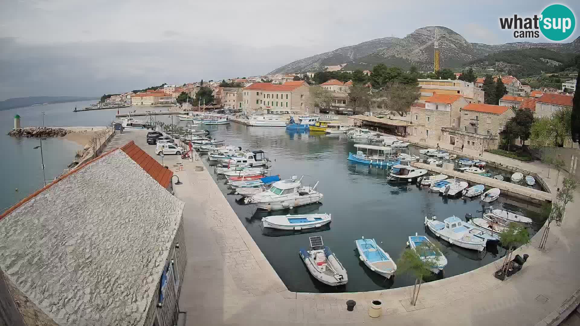 Spletna kamera Bol pristanišče – Pogled v živo na Rivo in marino