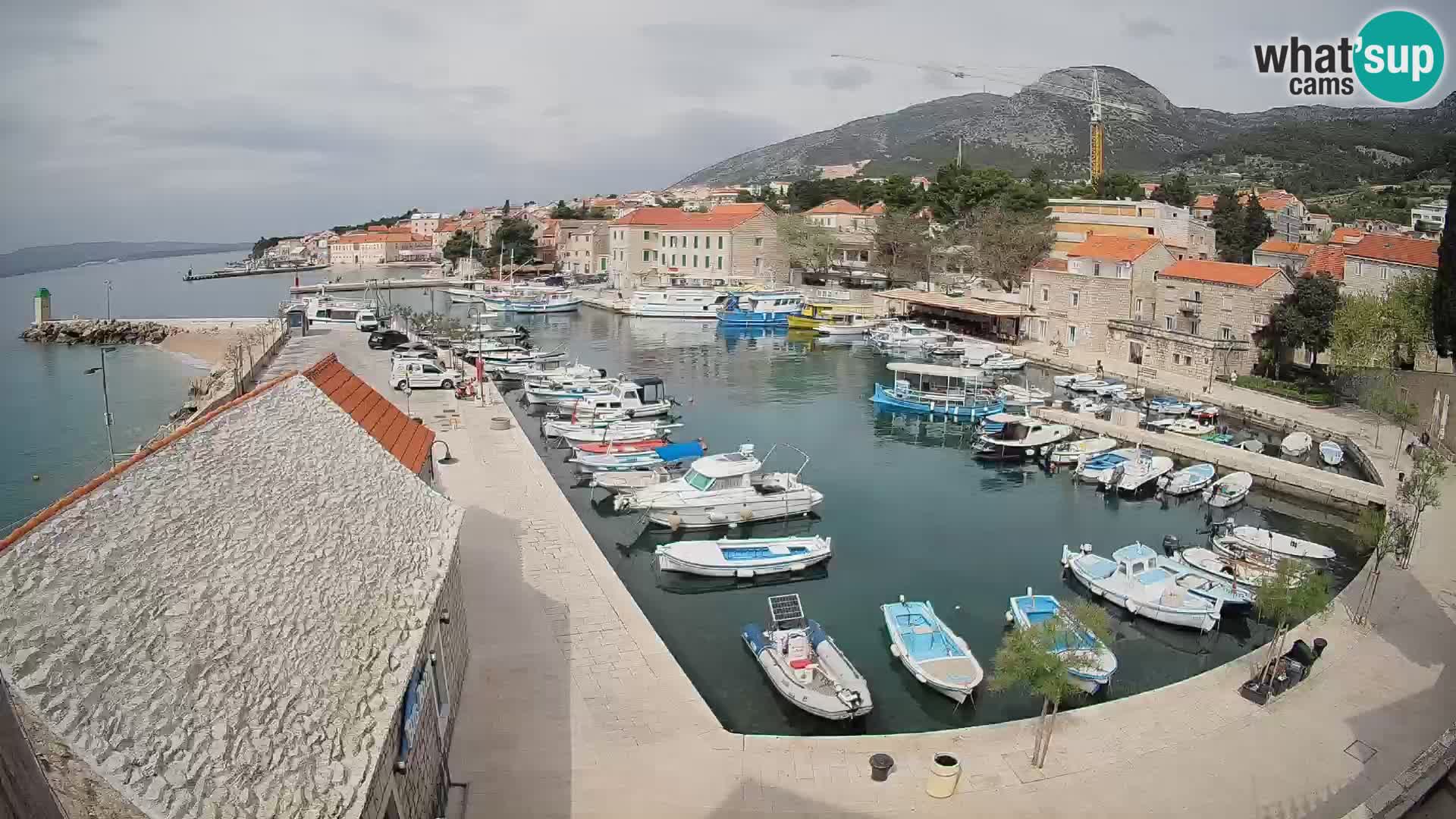 Web kamera Bol Riva – Pogled uživo na luku i marinu