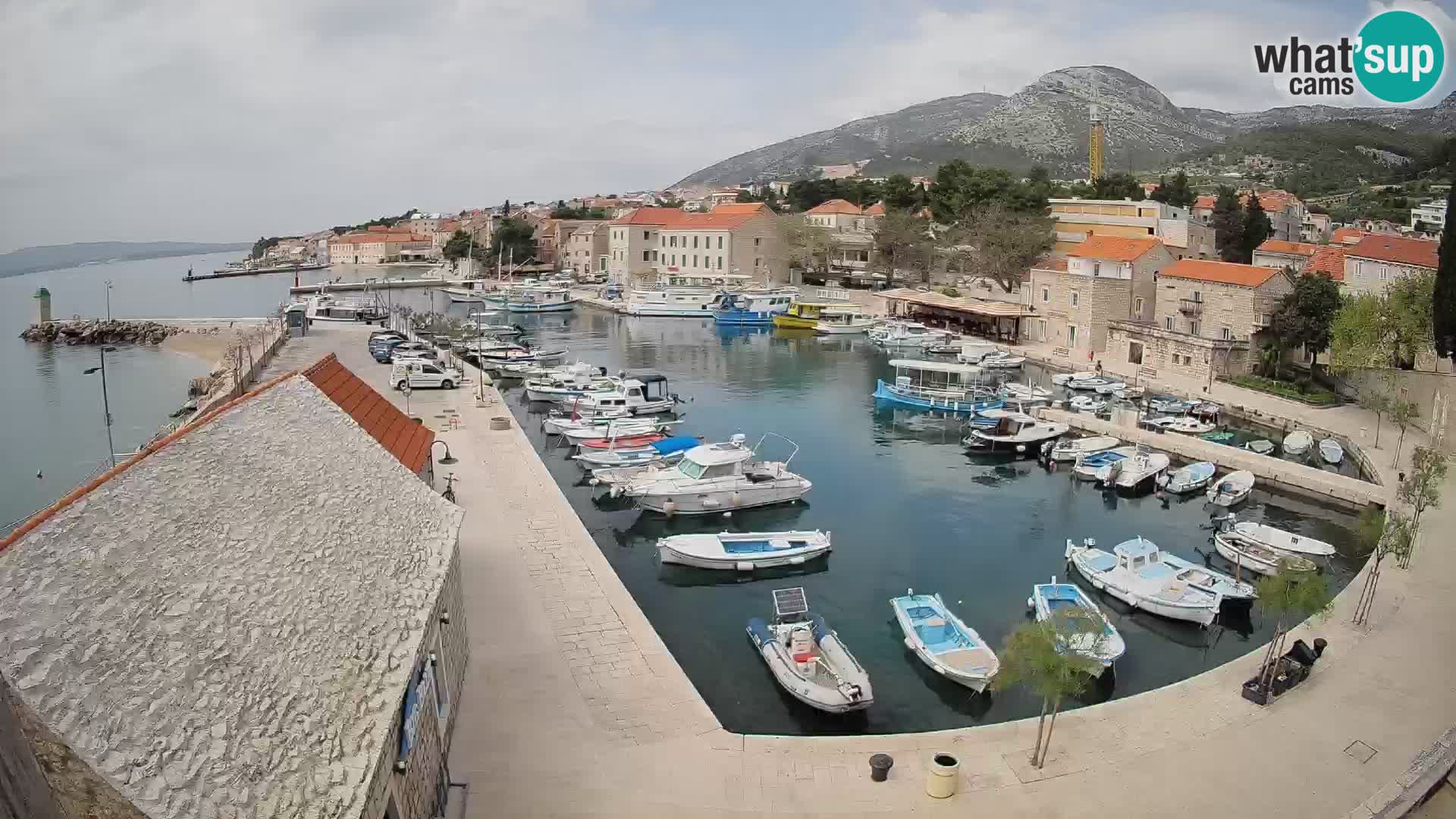 Spletna kamera Bol pristanišče – Pogled v živo na Rivo in marino