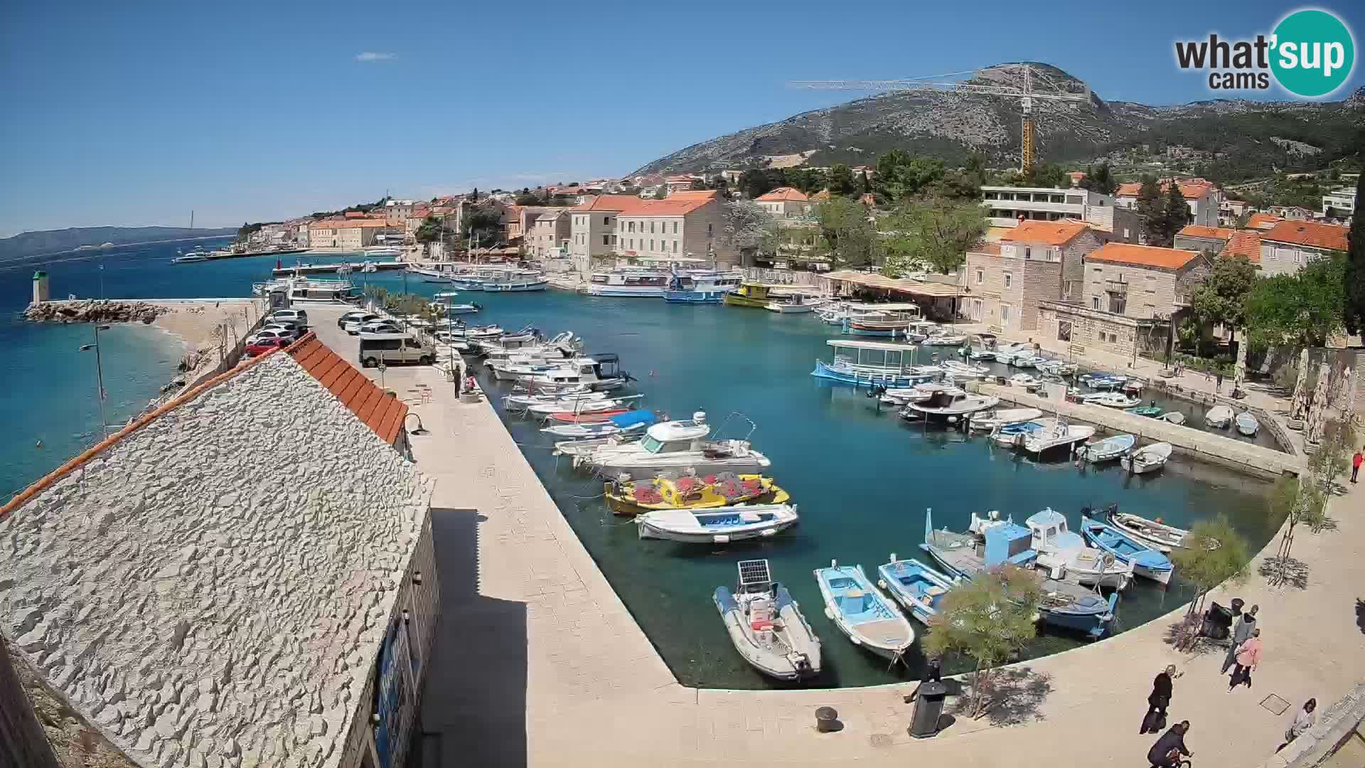 Spletna kamera Bol pristanišče – Pogled v živo na Rivo in marino