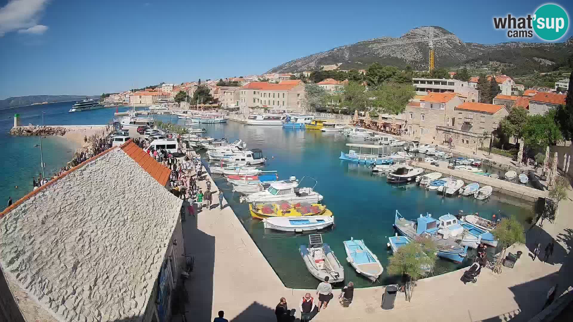 Web kamera Bol Riva – Pogled uživo na luku i marinu