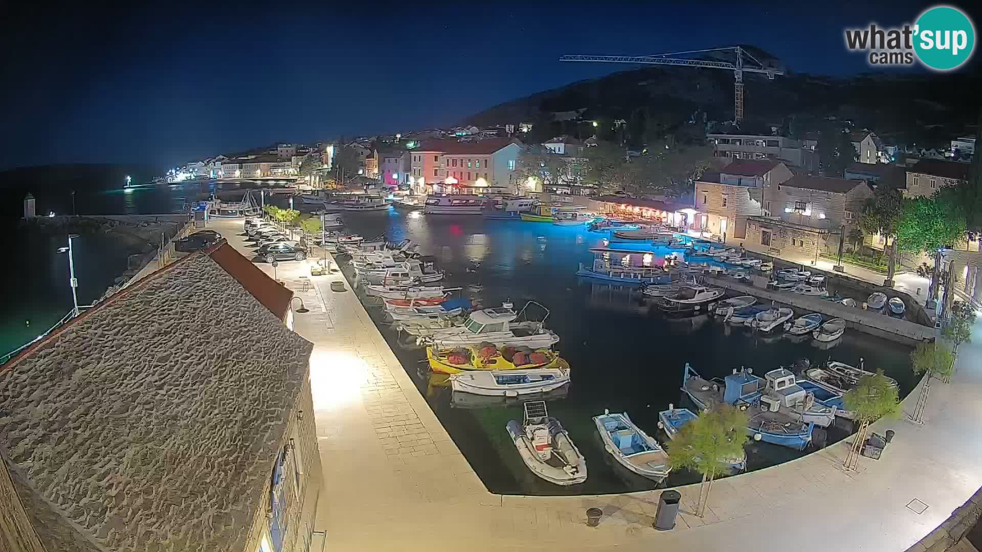 Spletna kamera Bol pristanišče – Pogled v živo na Rivo in marino
