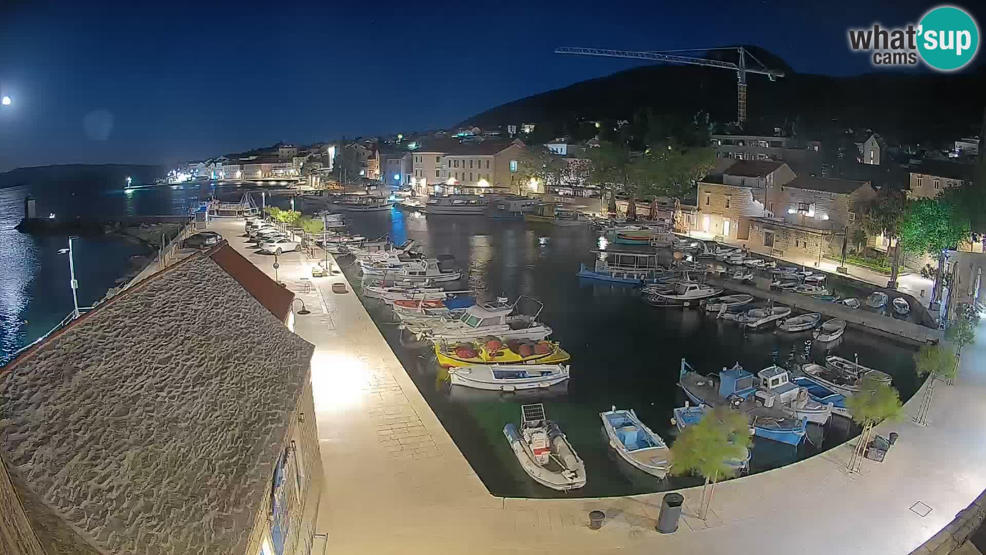 Web kamera Bol Riva – Pogled uživo na luku i marinu