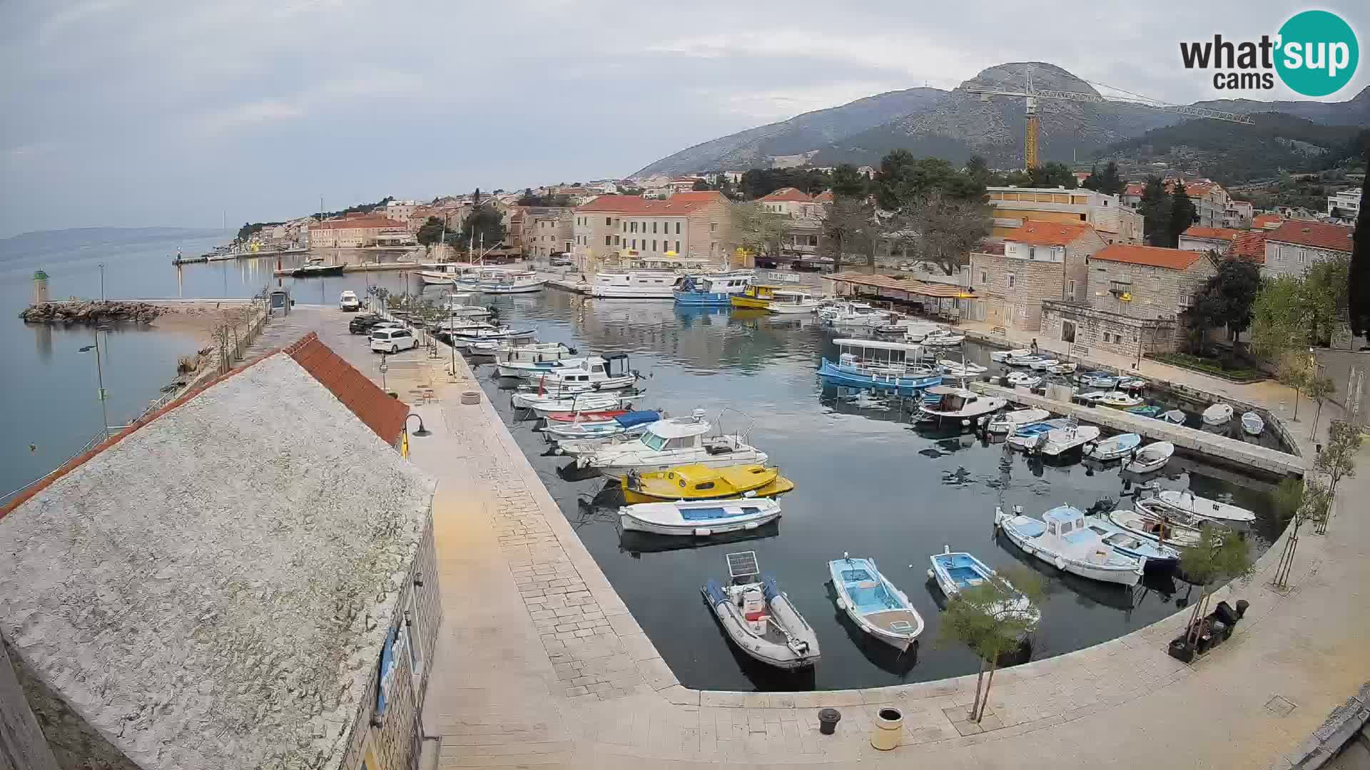 Spletna kamera Bol pristanišče – Pogled v živo na Rivo in marino