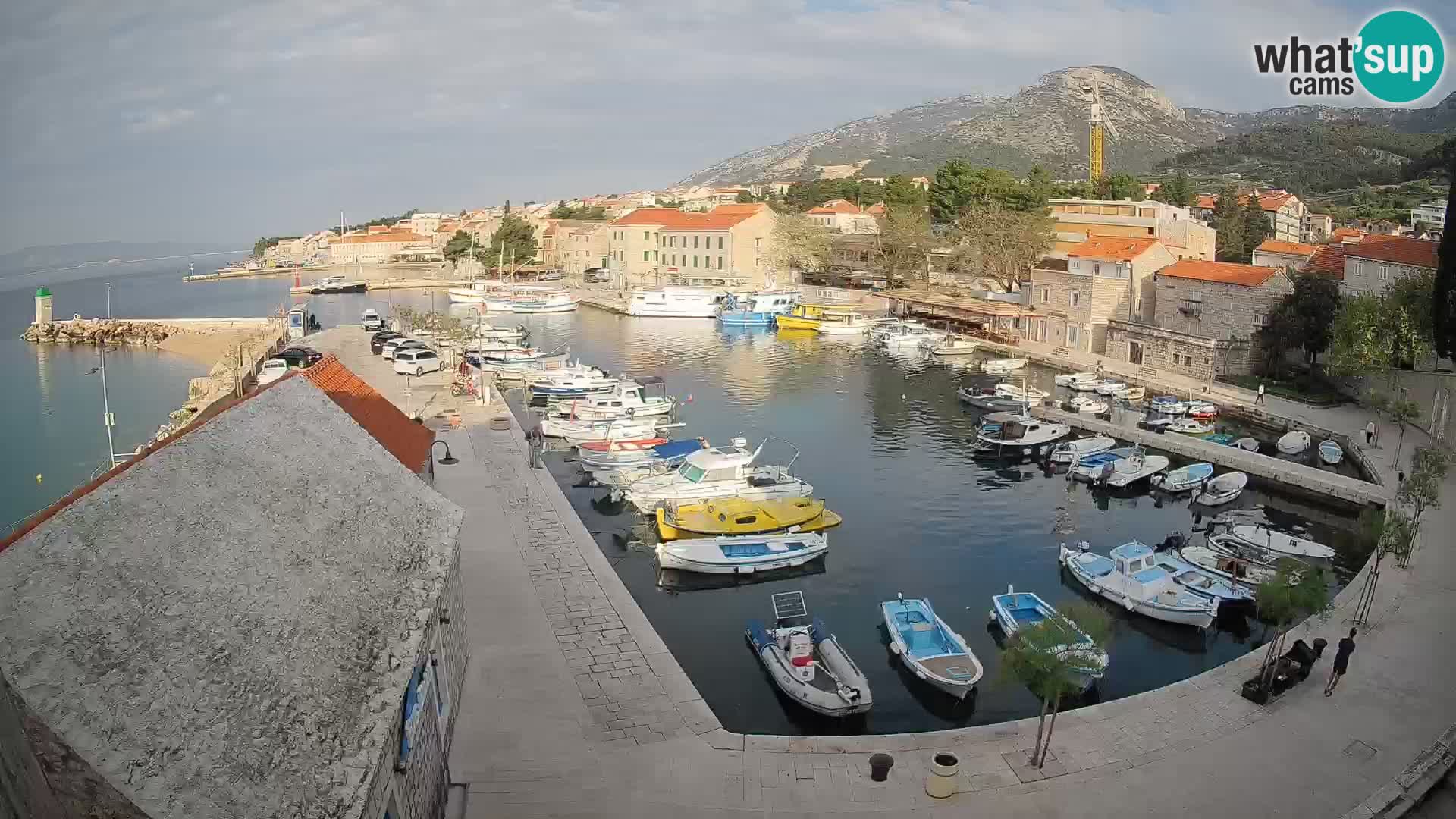 Spletna kamera Bol pristanišče – Pogled v živo na Rivo in marino