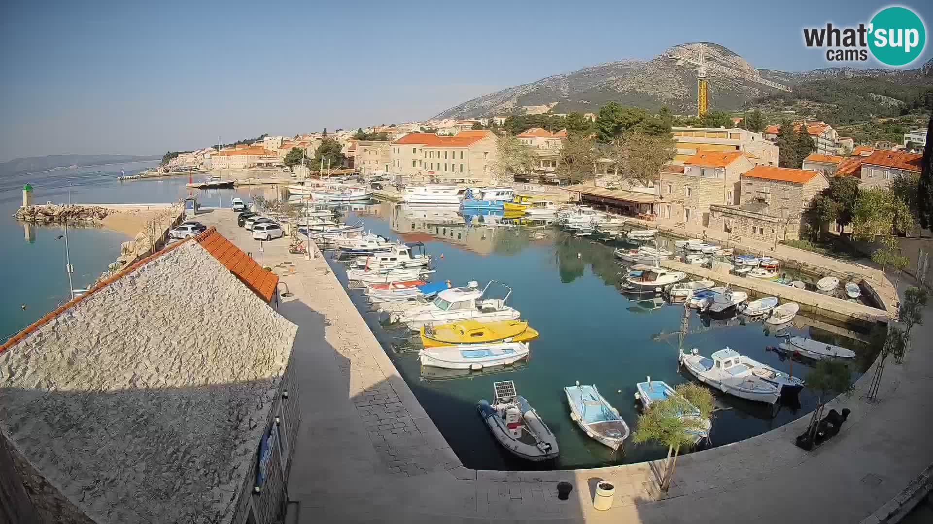 Spletna kamera Bol pristanišče – Pogled v živo na Rivo in marino