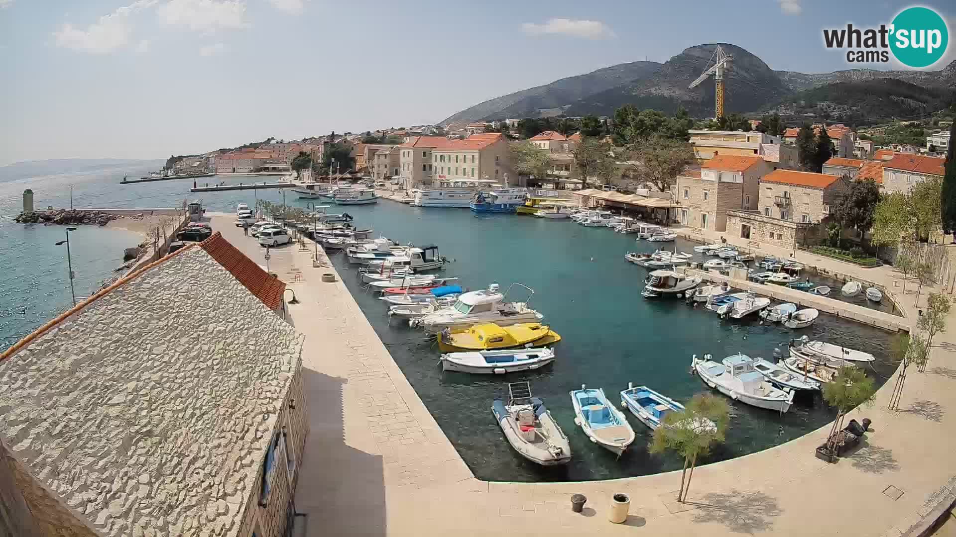 Spletna kamera Bol pristanišče – Pogled v živo na Rivo in marino