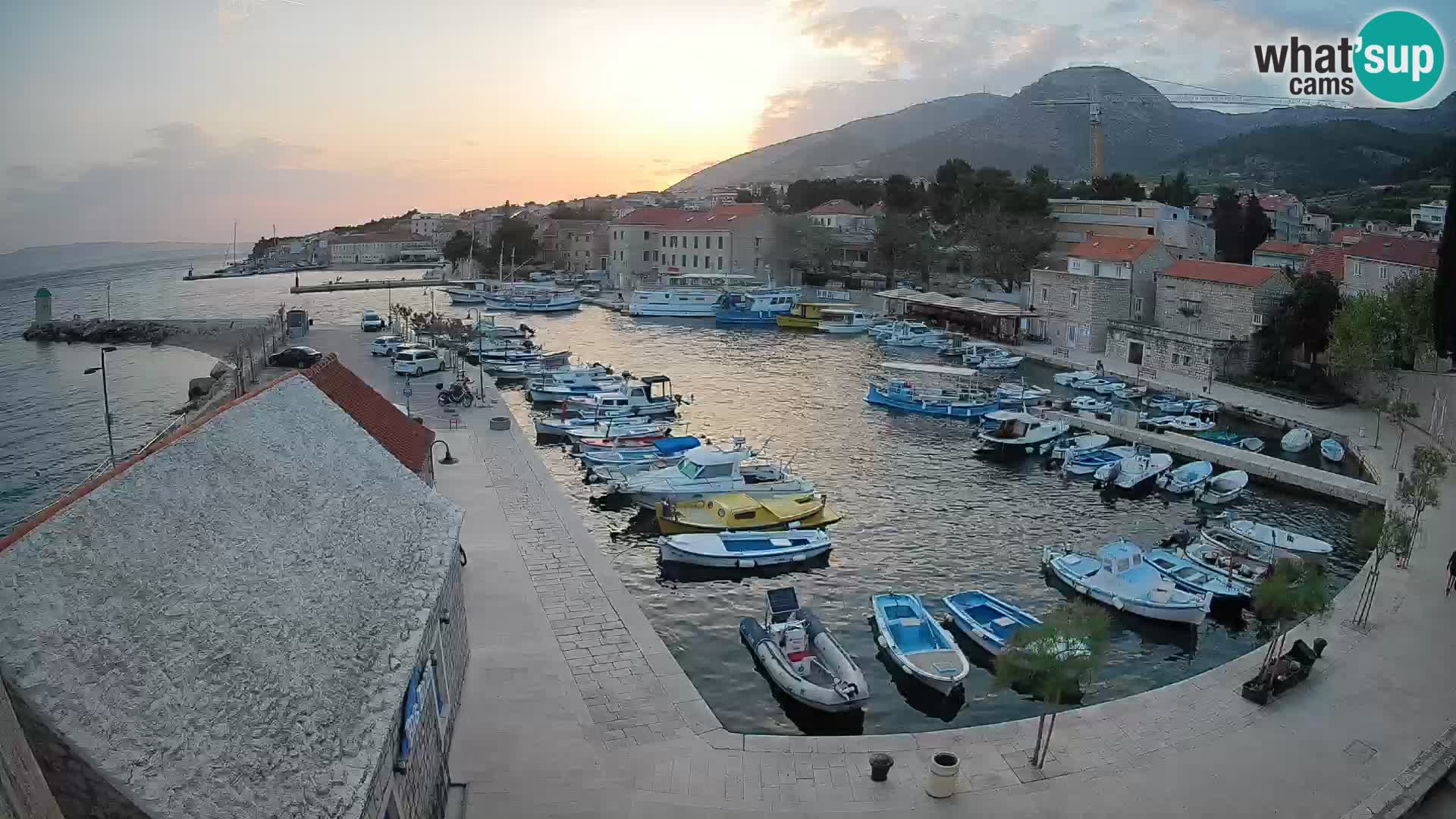 Spletna kamera Bol pristanišče – Pogled v živo na Rivo in marino