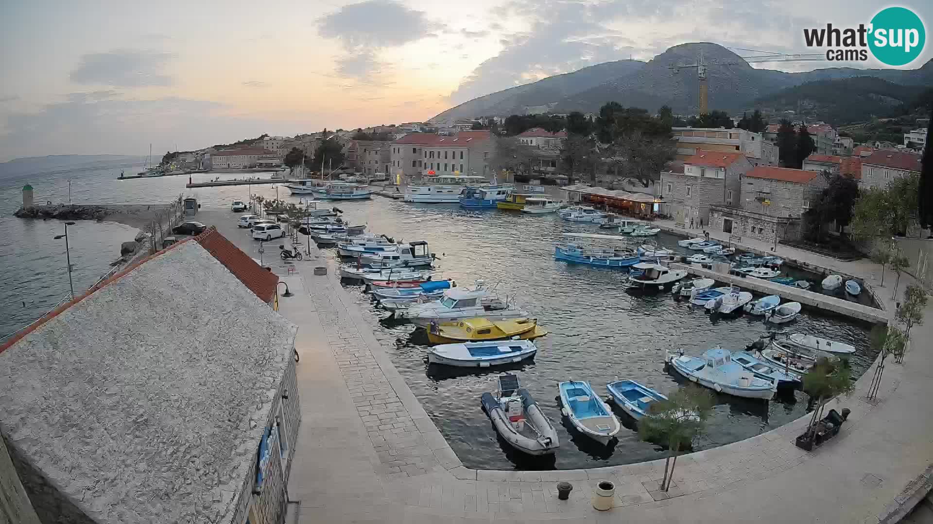 Web kamera Bol Riva – Pogled uživo na luku i marinu