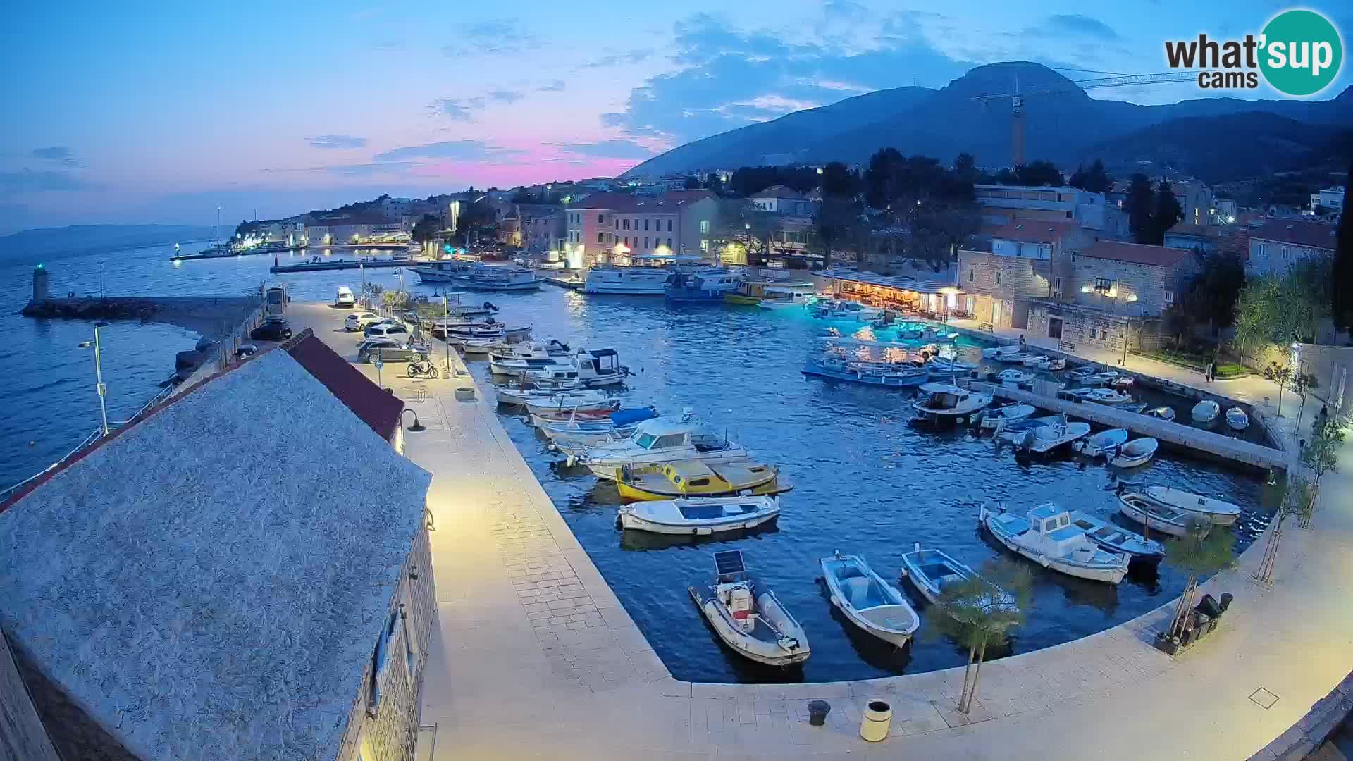 Web kamera Bol Riva – Pogled uživo na luku i marinu