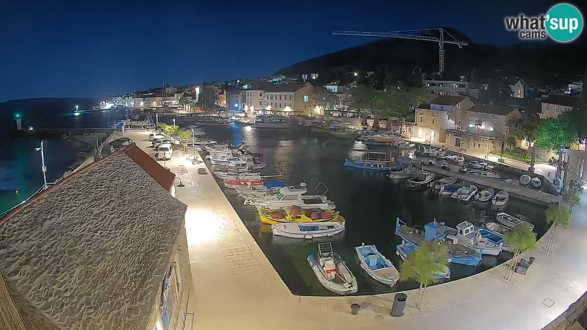 Web kamera Bol Riva – Pogled uživo na luku i marinu