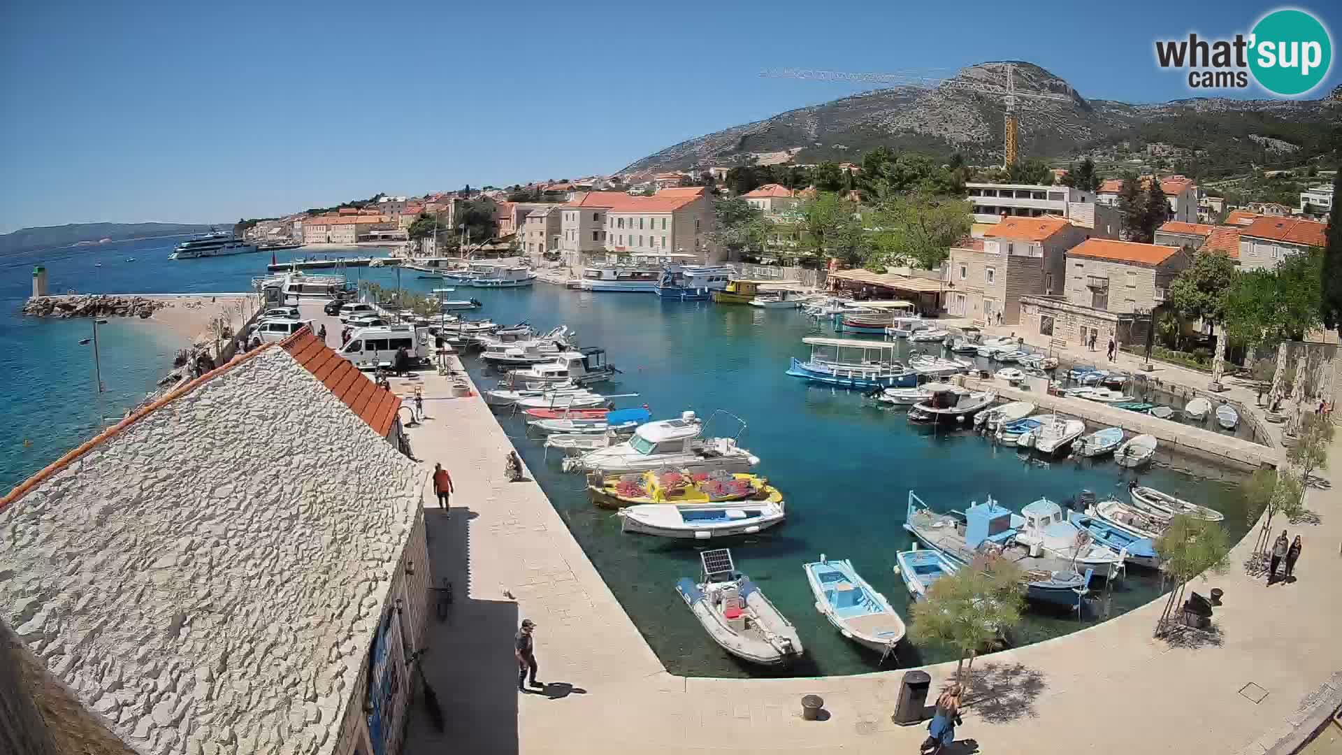 Spletna kamera Bol pristanišče – Pogled v živo na Rivo in marino