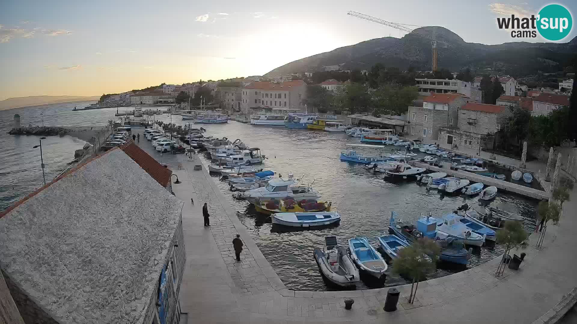 Spletna kamera Bol pristanišče – Pogled v živo na Rivo in marino