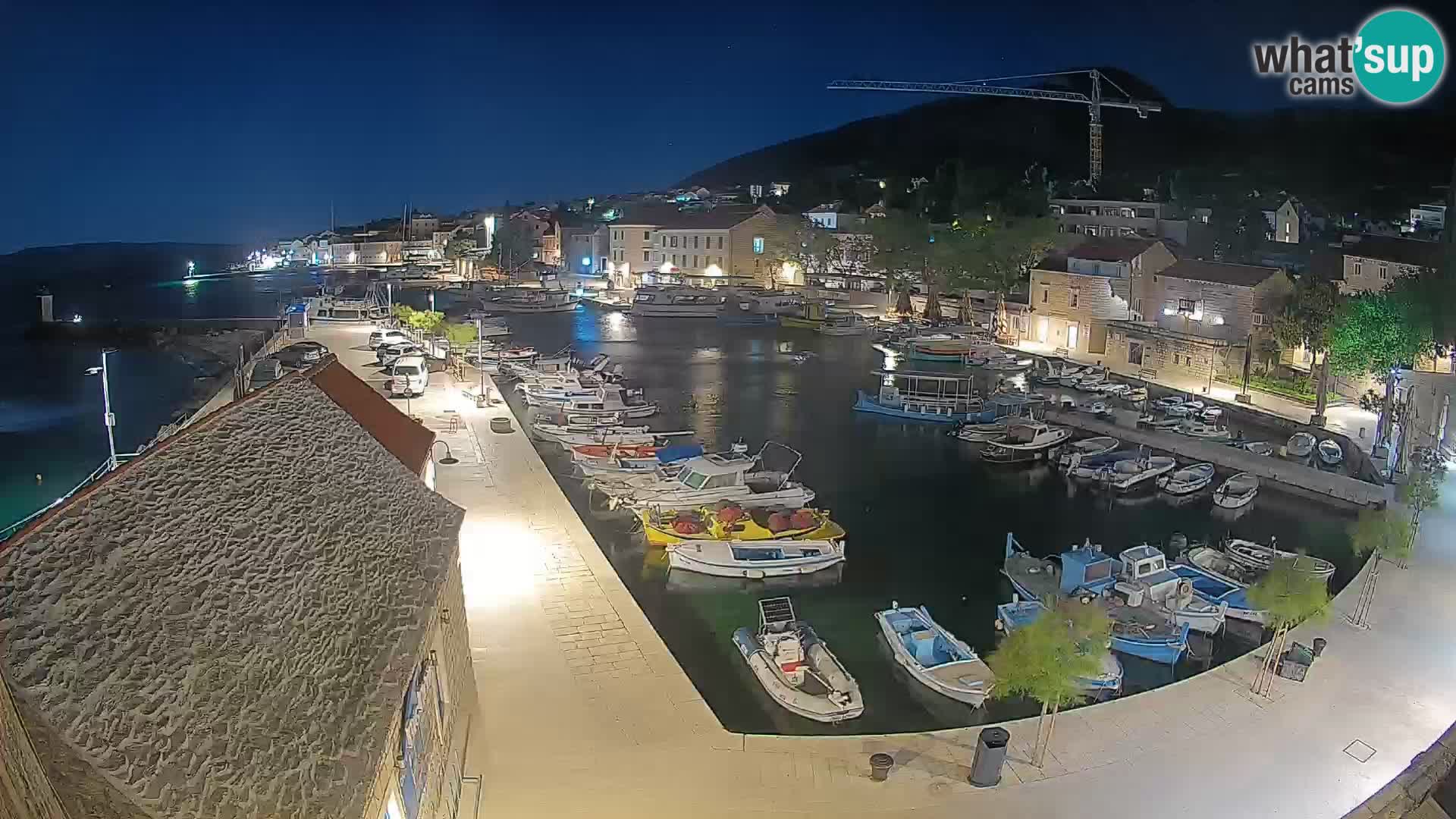 Web kamera Bol Riva – Pogled uživo na luku i marinu