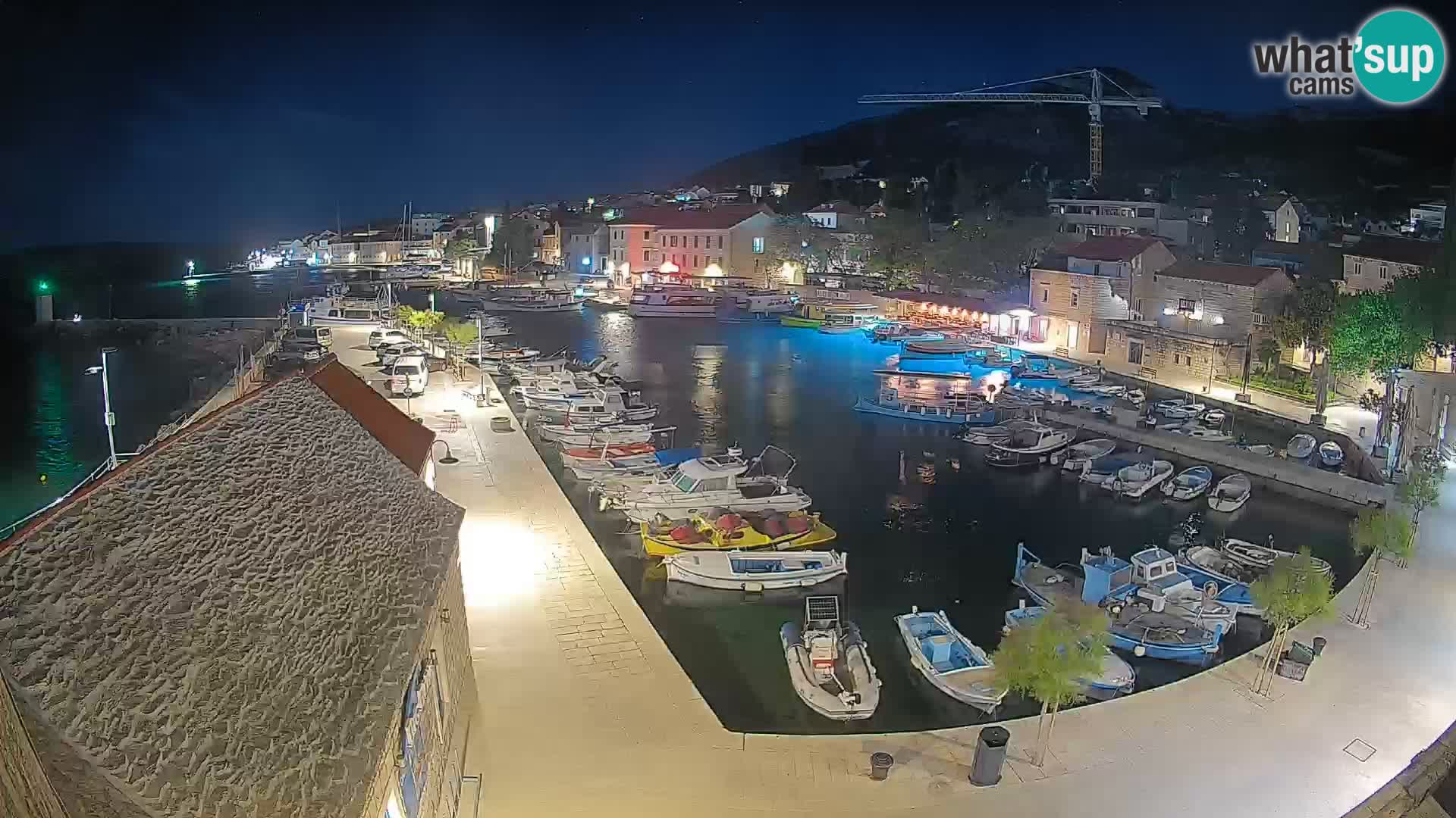 Spletna kamera Bol pristanišče – Pogled v živo na Rivo in marino