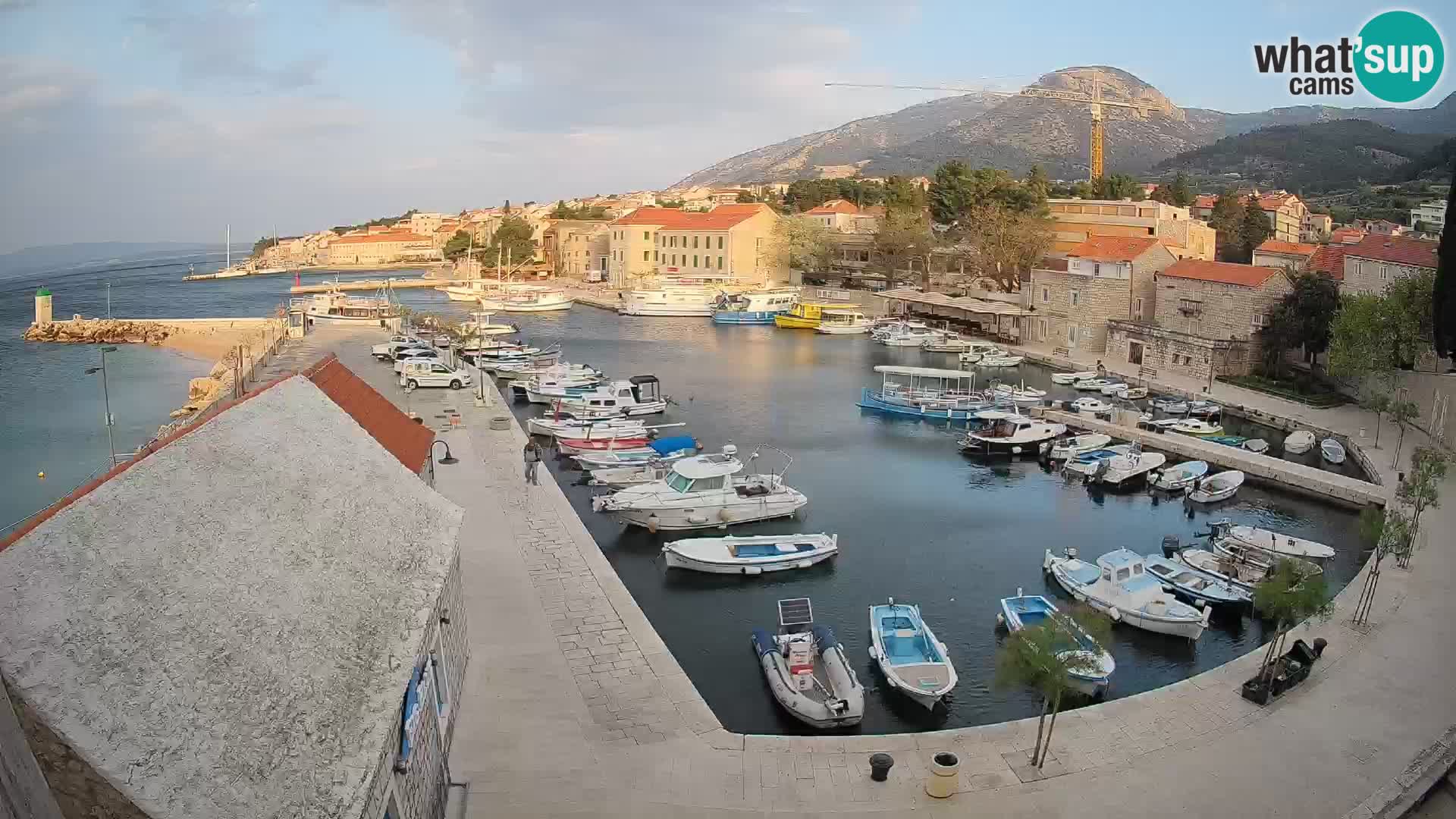 Spletna kamera Bol pristanišče – Pogled v živo na Rivo in marino