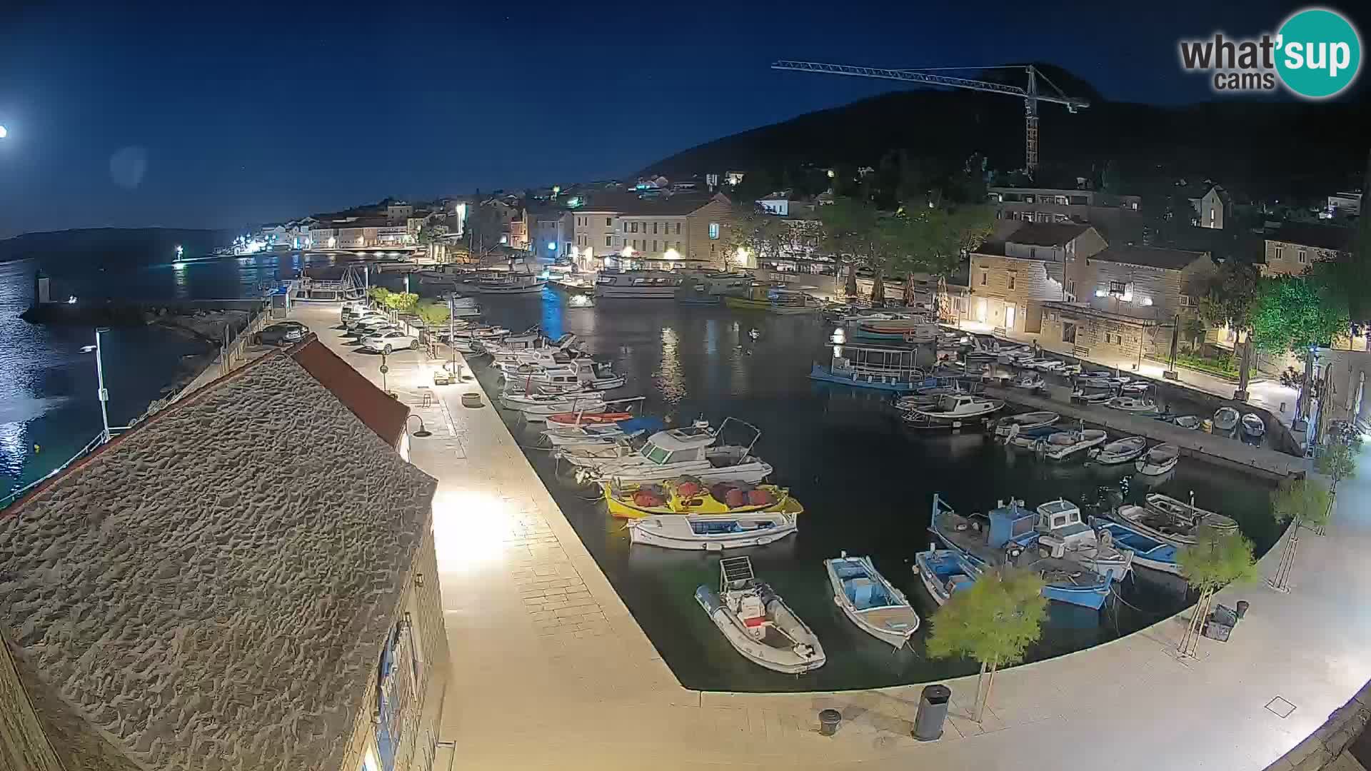 Spletna kamera Bol pristanišče – Pogled v živo na Rivo in marino