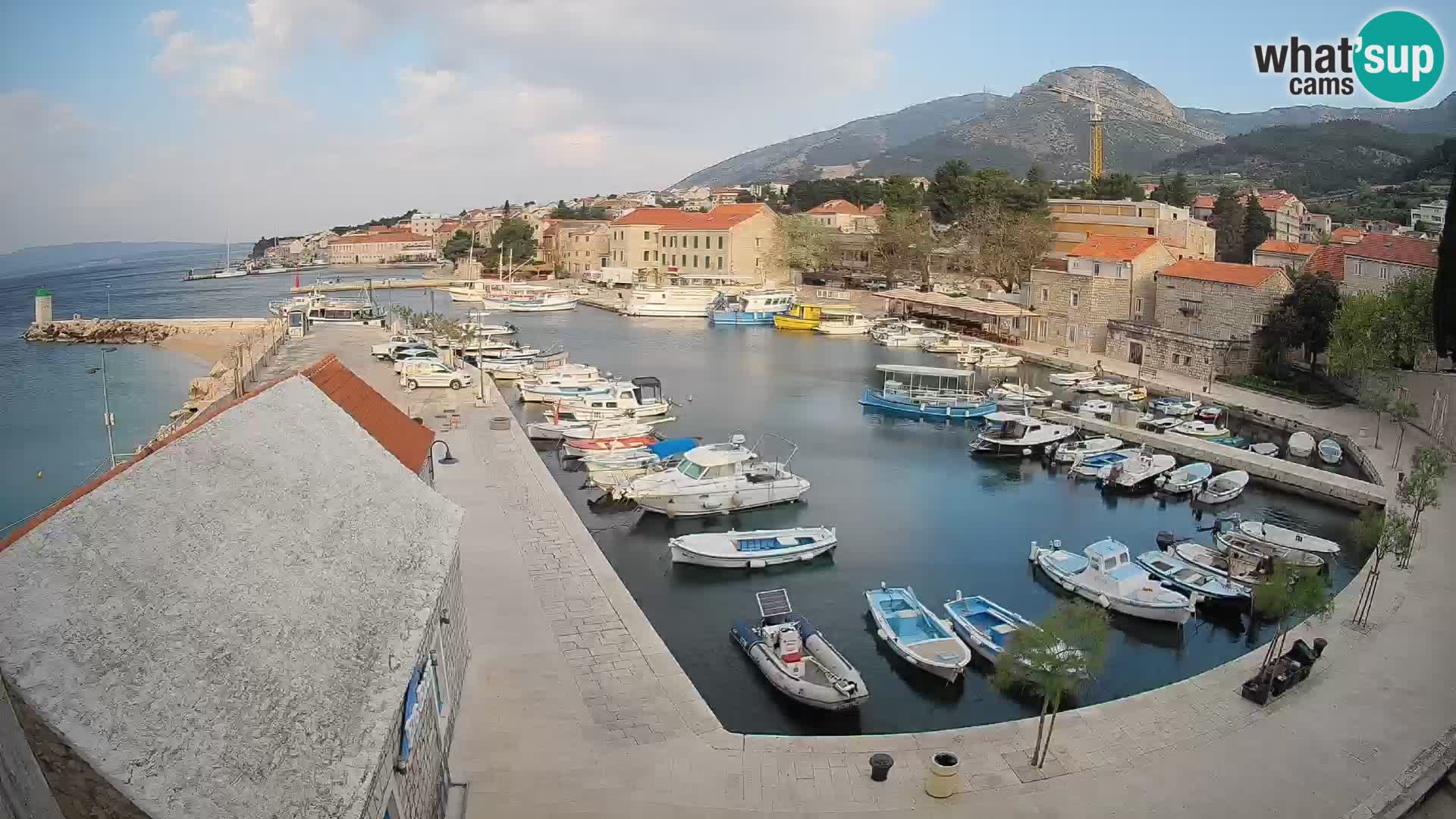 Spletna kamera Bol pristanišče – Pogled v živo na Rivo in marino