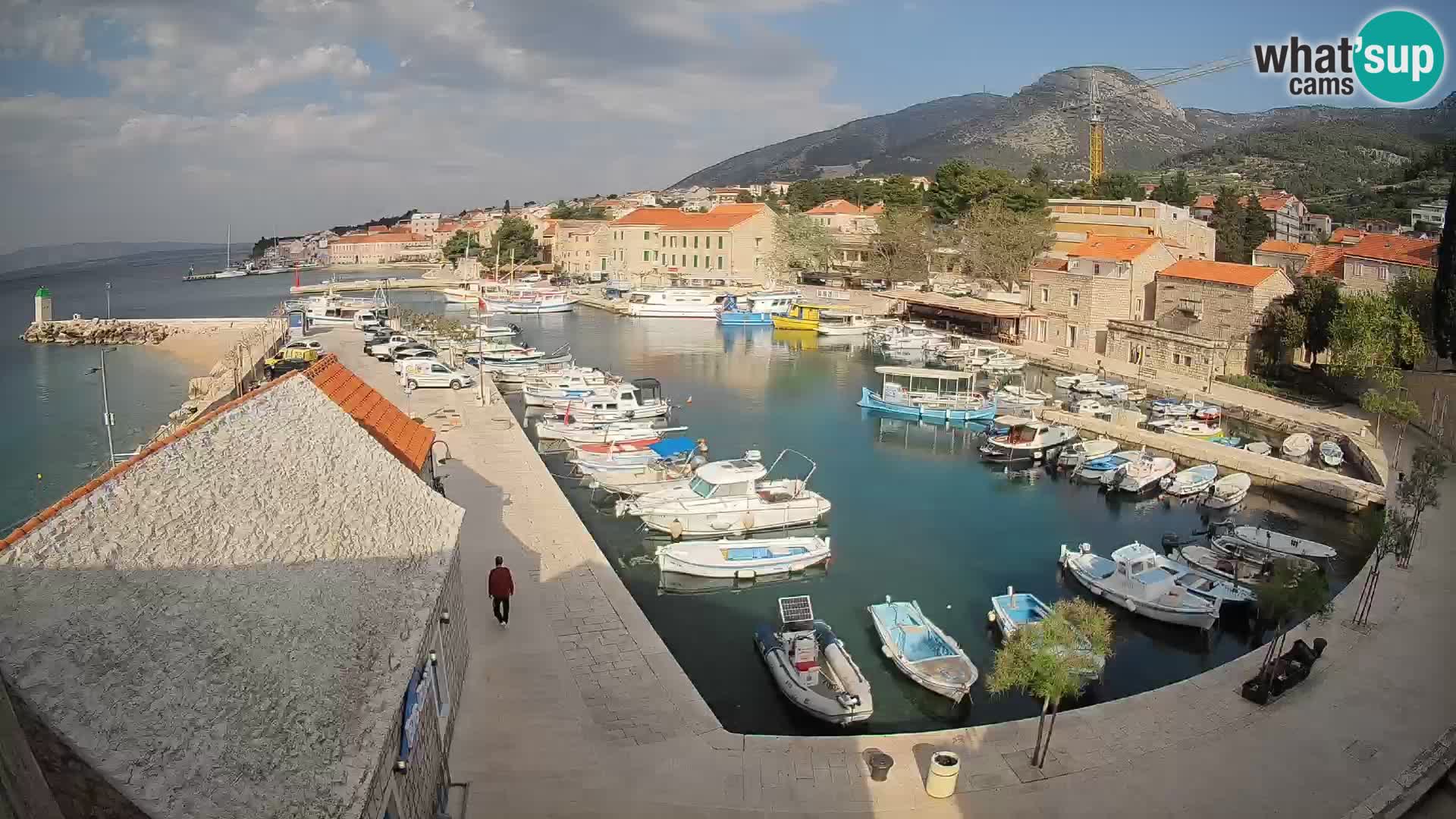 Spletna kamera Bol pristanišče – Pogled v živo na Rivo in marino