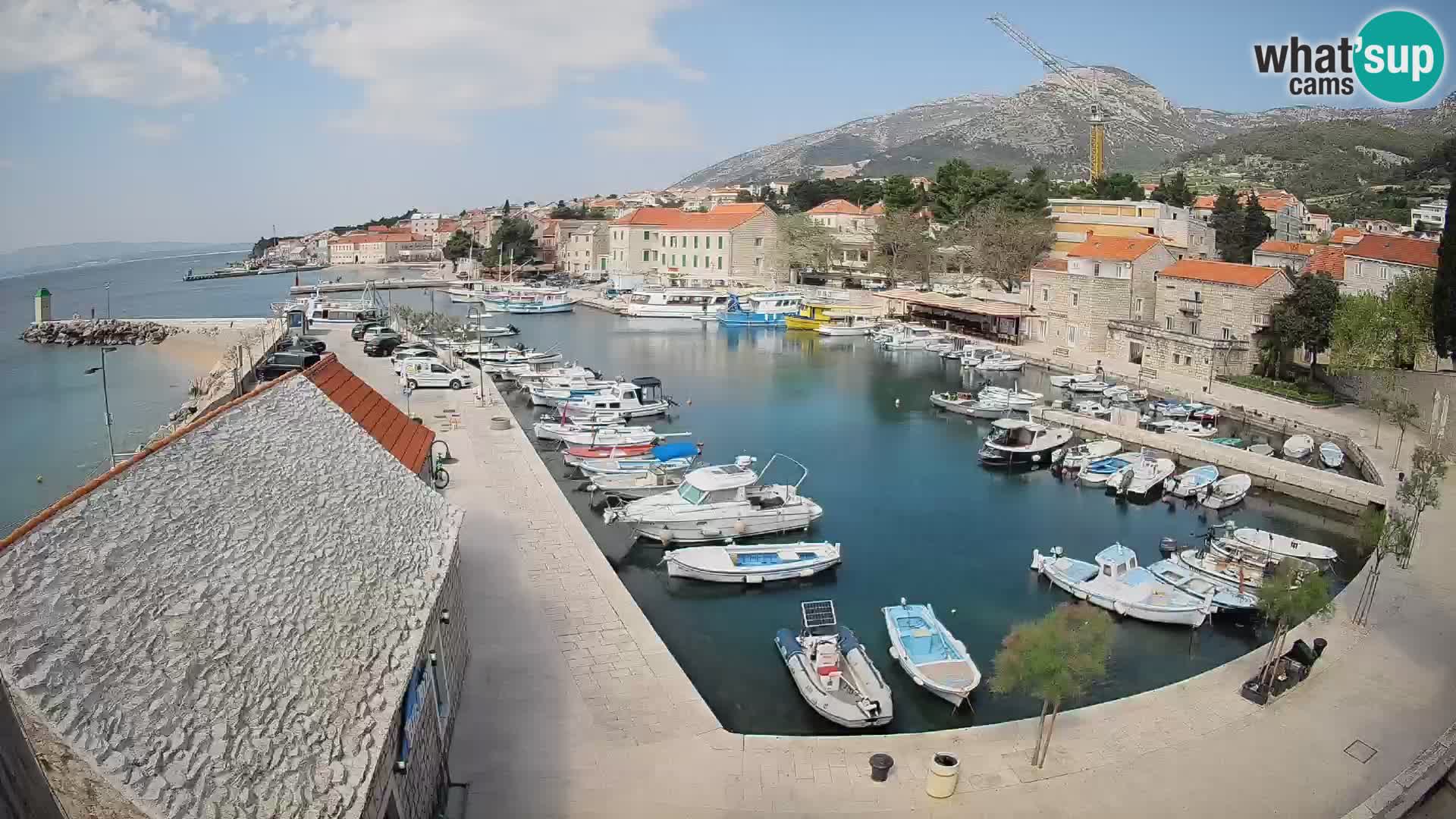 Spletna kamera Bol pristanišče – Pogled v živo na Rivo in marino