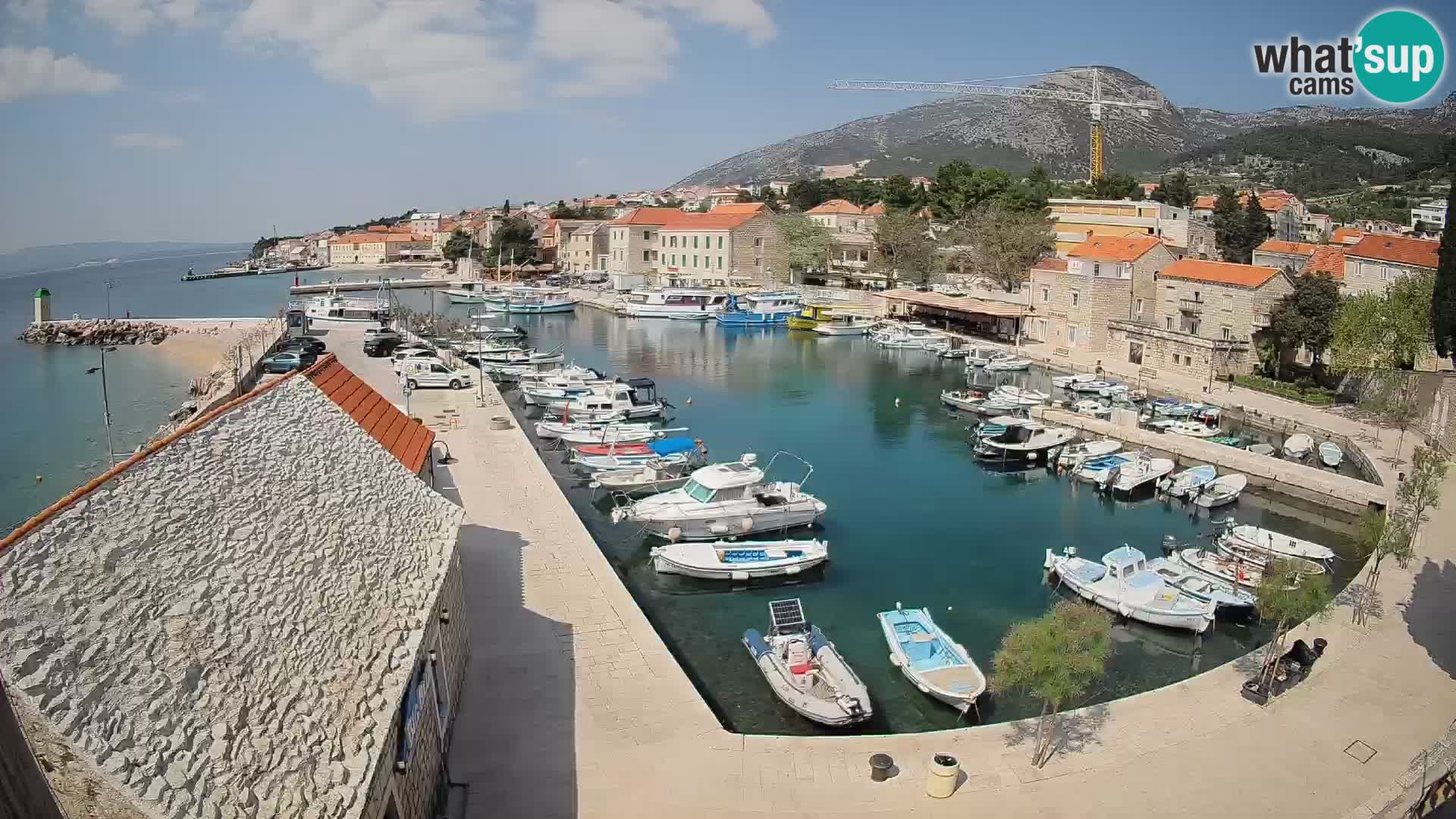 Spletna kamera Bol pristanišče – Pogled v živo na Rivo in marino