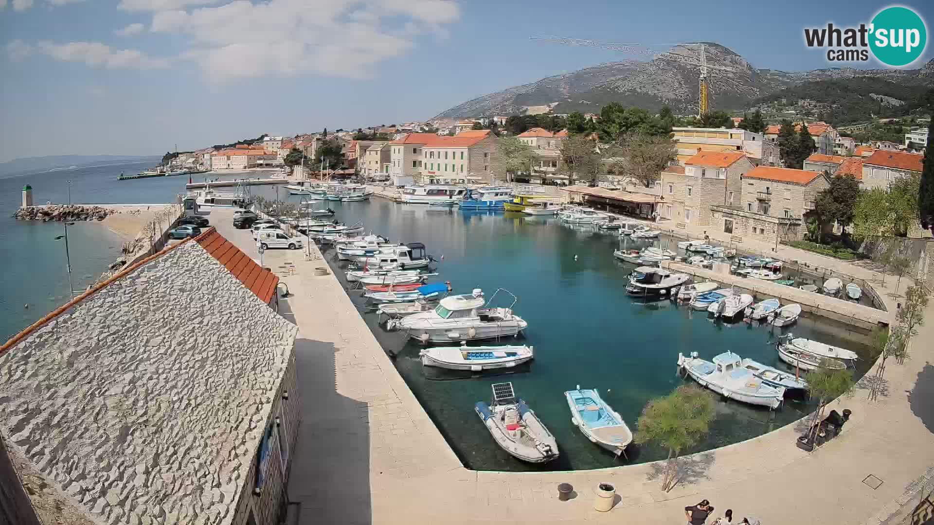 Spletna kamera Bol pristanišče – Pogled v živo na Rivo in marino