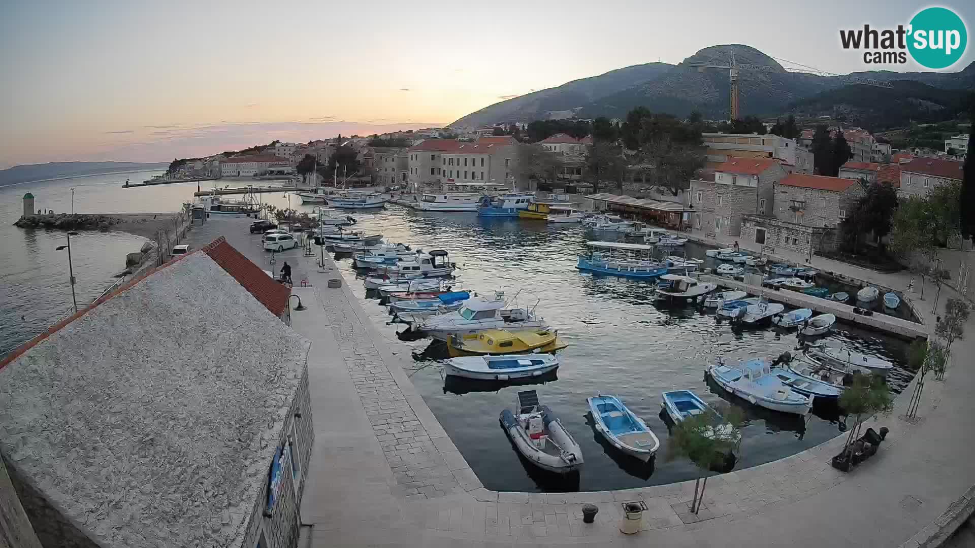 Spletna kamera Bol pristanišče – Pogled v živo na Rivo in marino