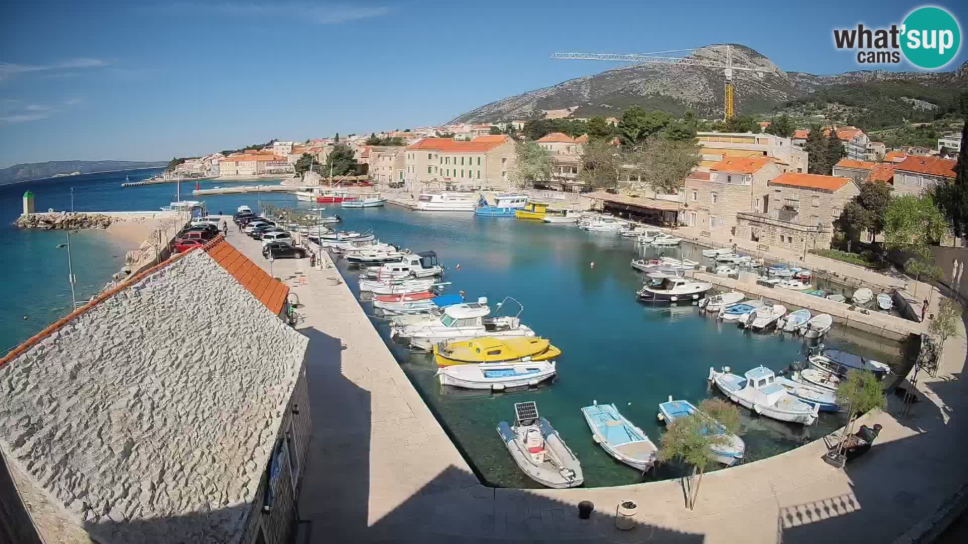 Spletna kamera Bol pristanišče – Pogled v živo na Rivo in marino