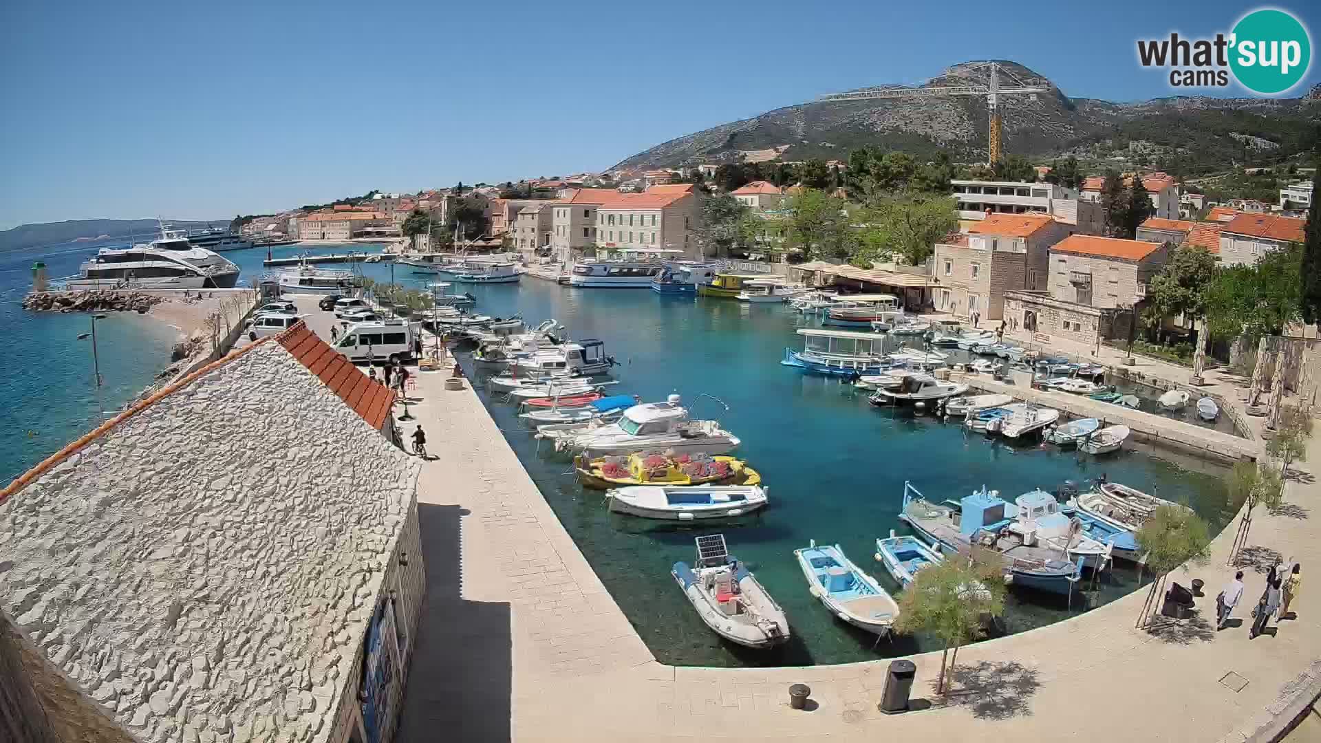 Spletna kamera Bol pristanišče – Pogled v živo na Rivo in marino