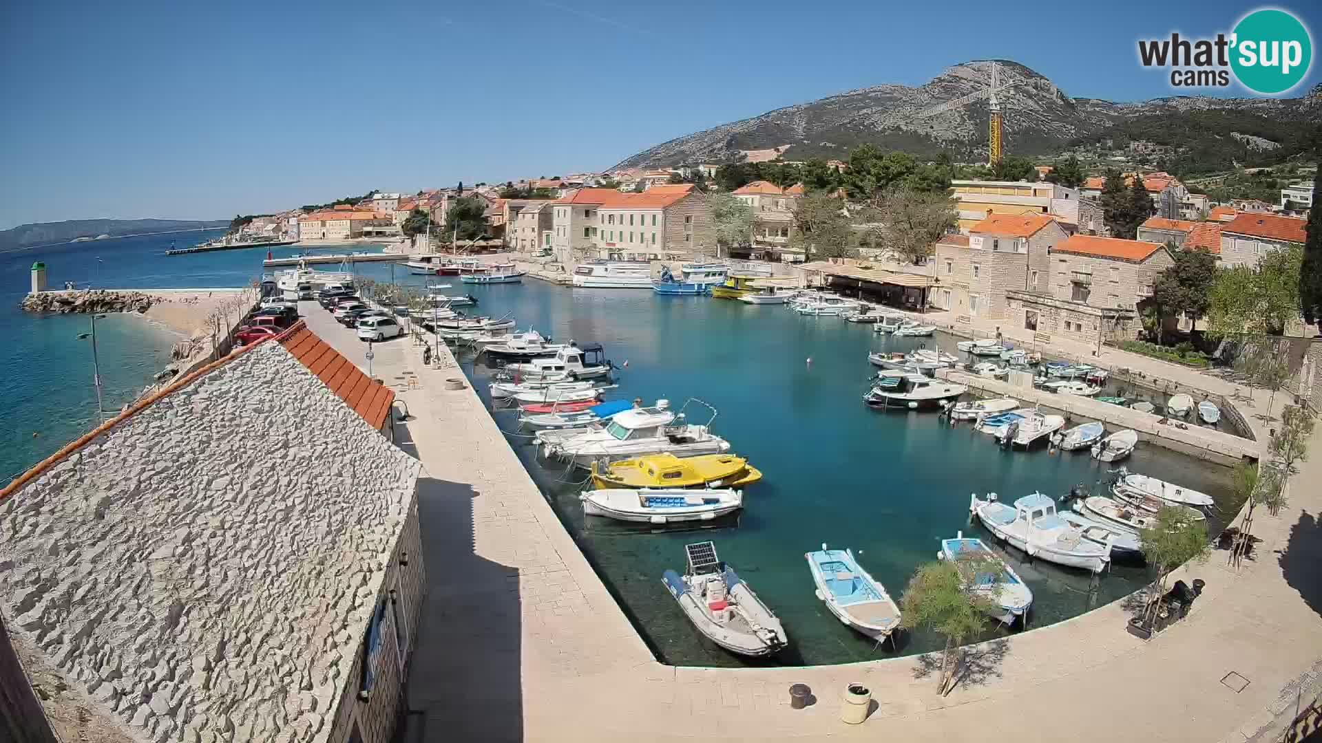 Spletna kamera Bol pristanišče – Pogled v živo na Rivo in marino