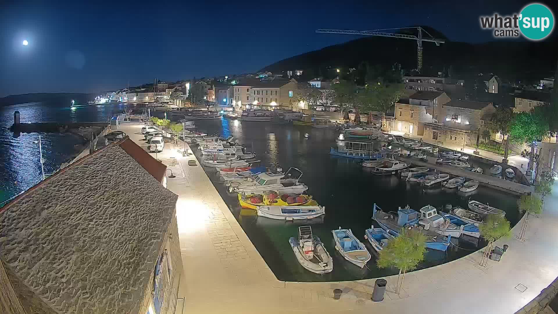 Spletna kamera Bol pristanišče – Pogled v živo na Rivo in marino