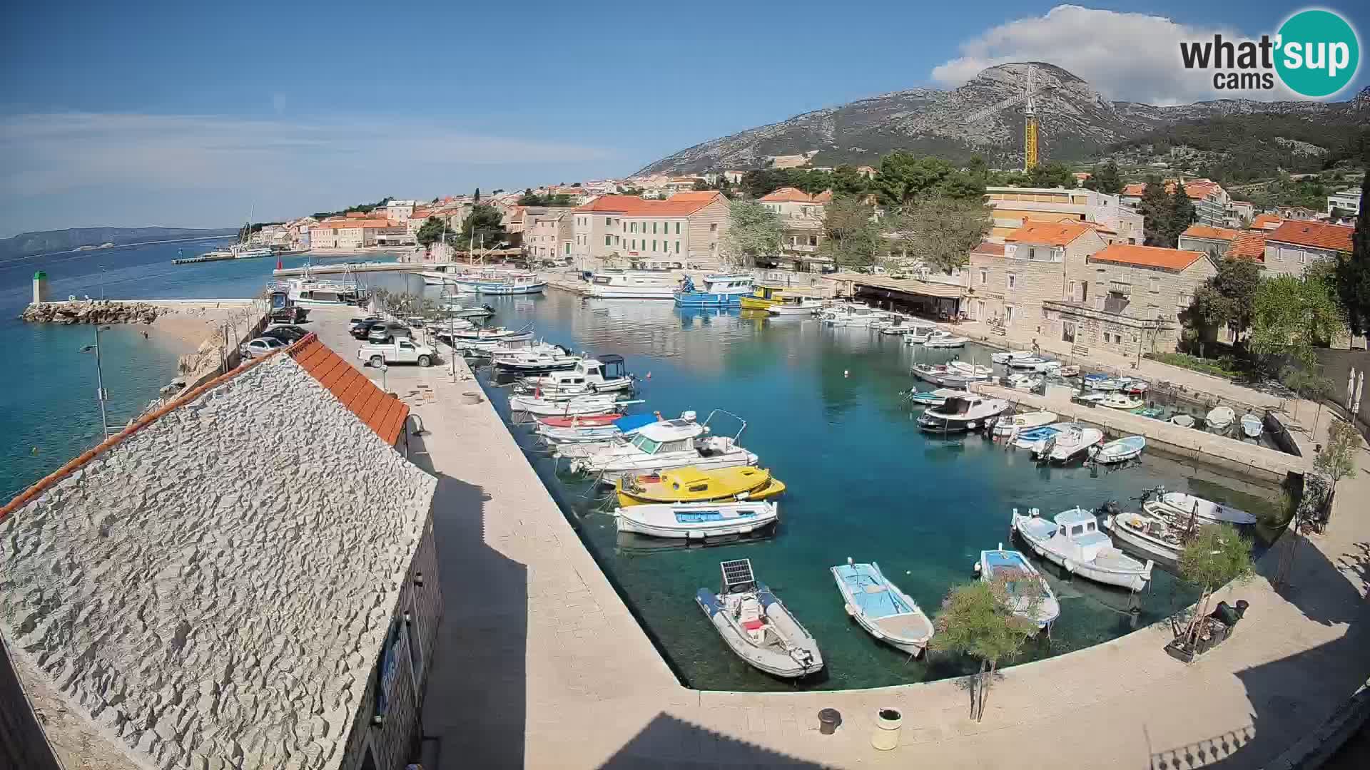 Web kamera Bol Riva – Pogled uživo na luku i marinu