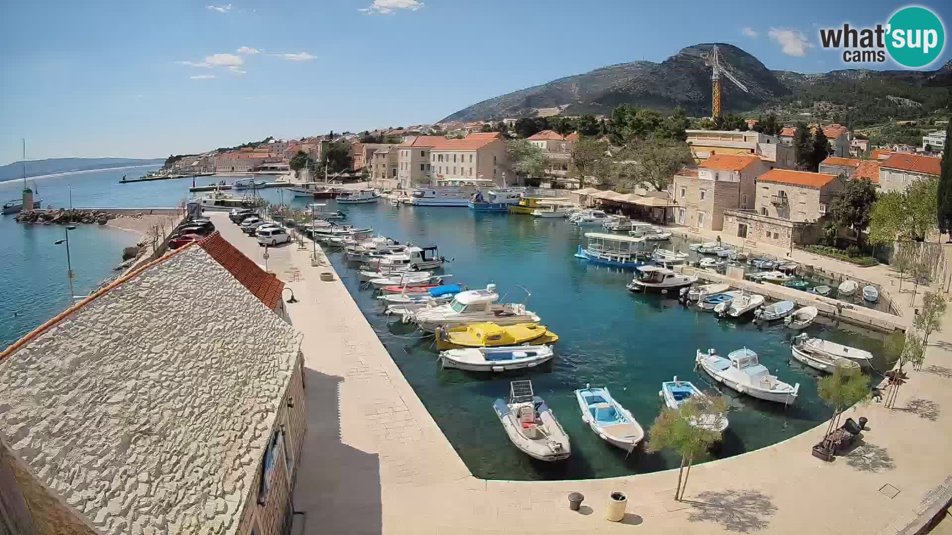 Spletna kamera Bol pristanišče – Pogled v živo na Rivo in marino