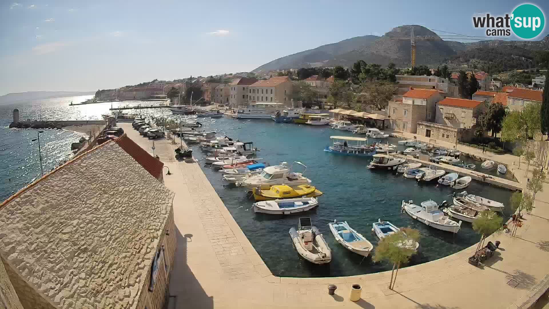 Web kamera Bol Riva – Pogled uživo na luku i marinu