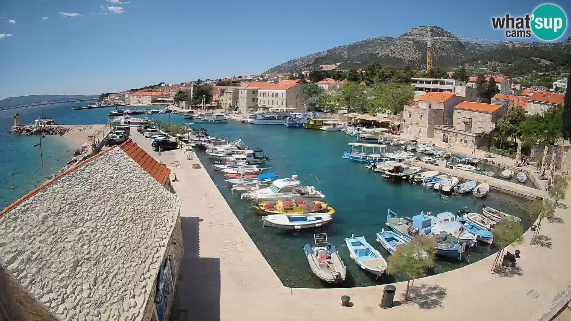 Spletna kamera Bol pristanišče – Pogled v živo na Rivo in marino