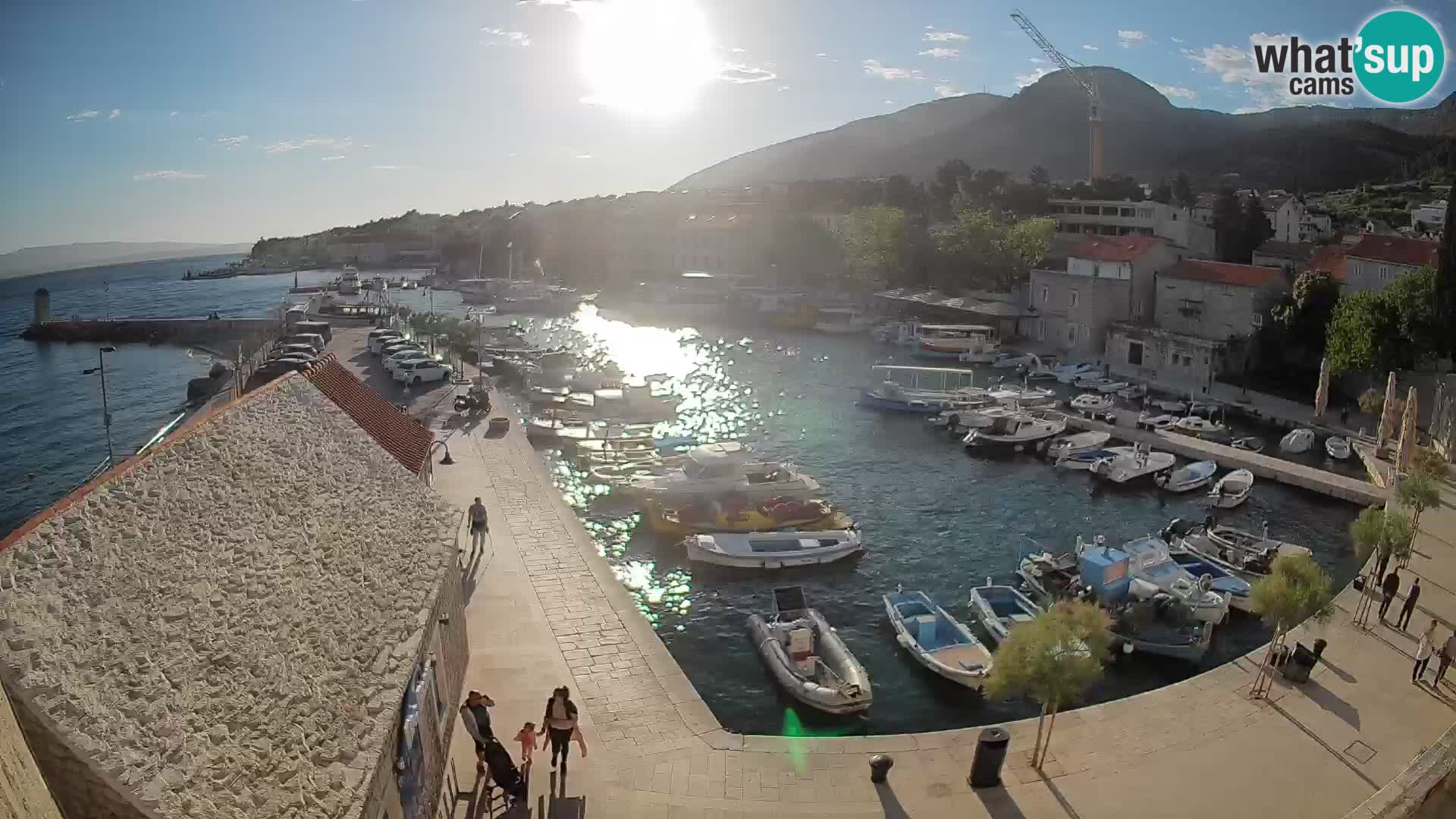 Spletna kamera Bol pristanišče – Pogled v živo na Rivo in marino