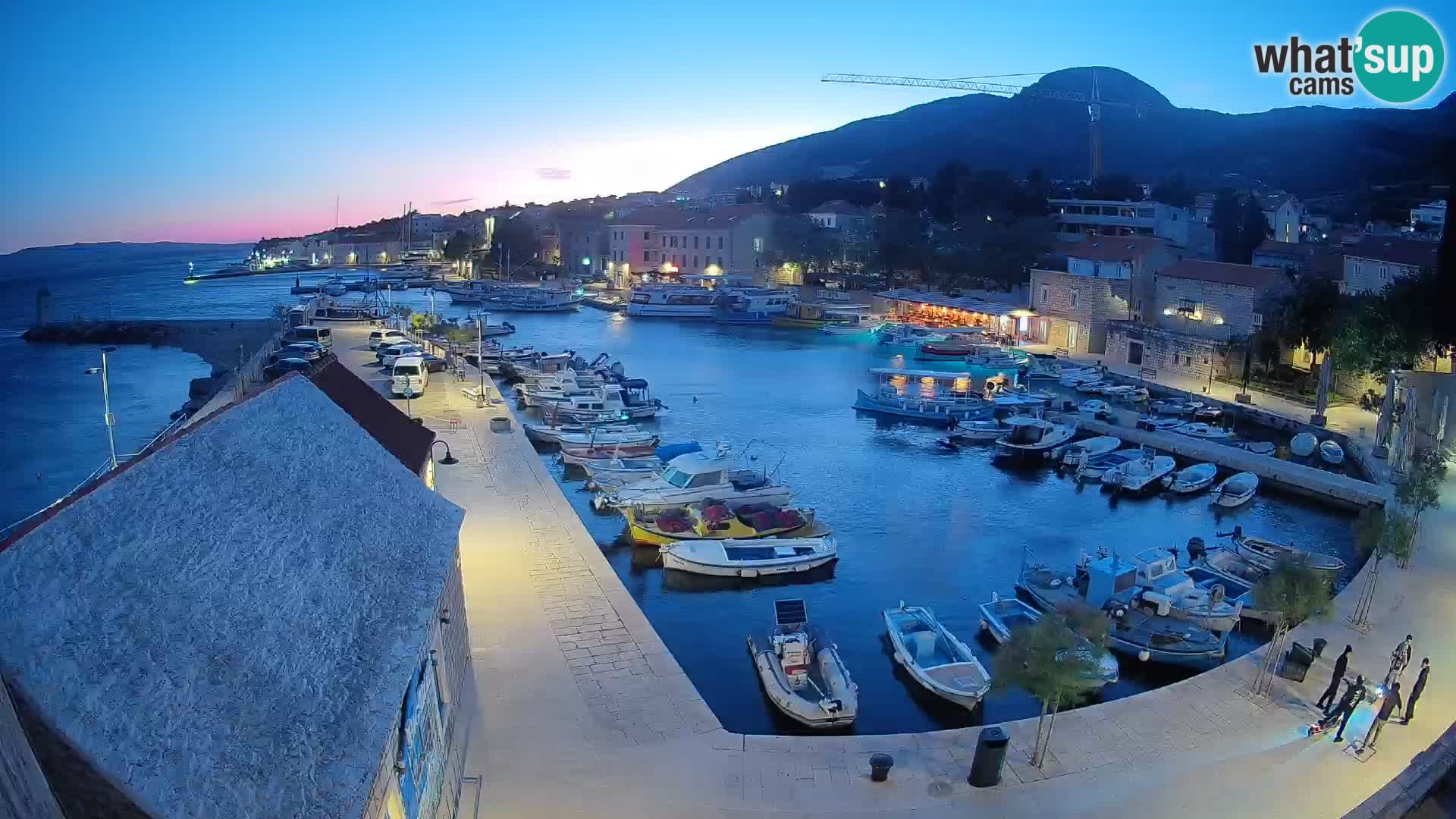 Spletna kamera Bol pristanišče – Pogled v živo na Rivo in marino