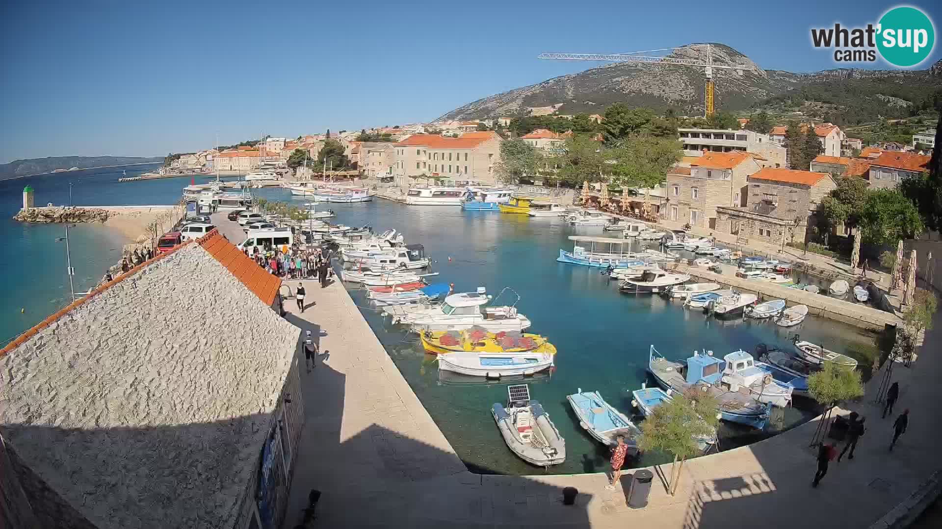 Spletna kamera Bol pristanišče – Pogled v živo na Rivo in marino