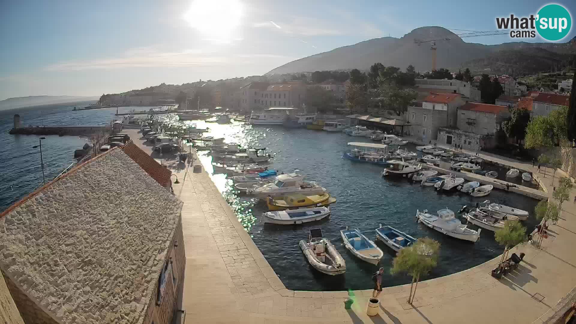 Web kamera Bol Riva – Pogled uživo na luku i marinu