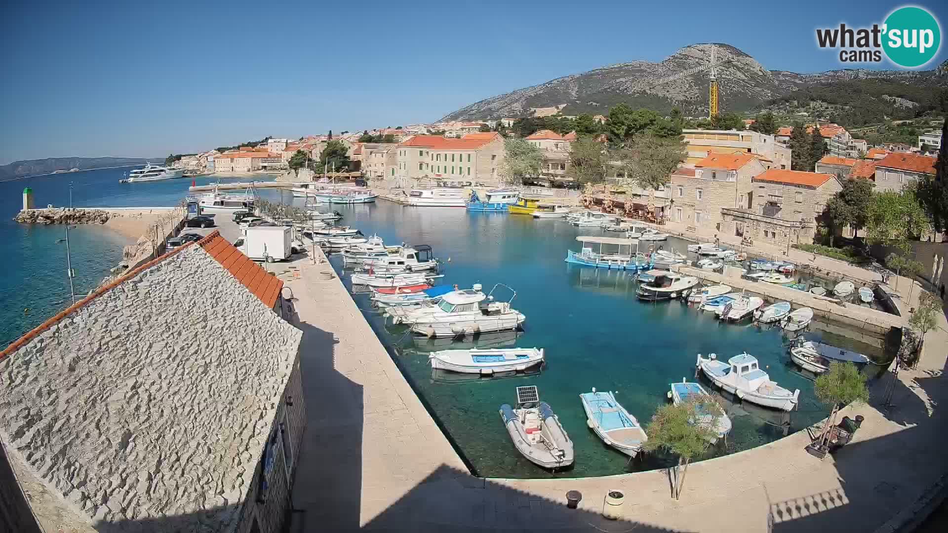 Spletna kamera Bol pristanišče – Pogled v živo na Rivo in marino