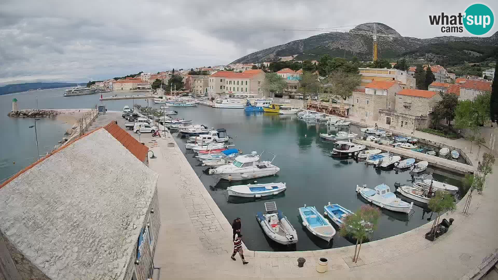 Spletna kamera Bol pristanišče – Pogled v živo na Rivo in marino